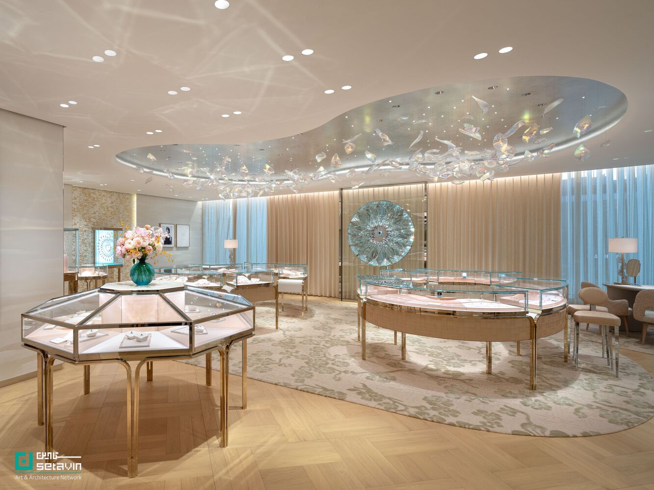 بررسی فروشگاه شاخص Tiffany & Co در پکن با طراحی MVRDV؛ نمایی شیشه‌ای، الهام‌گرفته از جواهرات السا پرتی و رویکردی نوآورانه در معماری معاصر.