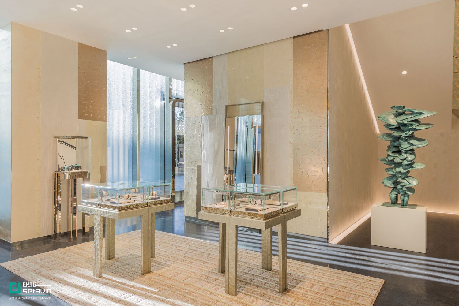 بررسی فروشگاه شاخص Tiffany & Co در پکن با طراحی MVRDV؛ نمایی شیشه‌ای، الهام‌گرفته از جواهرات السا پرتی و رویکردی نوآورانه در معماری معاصر.