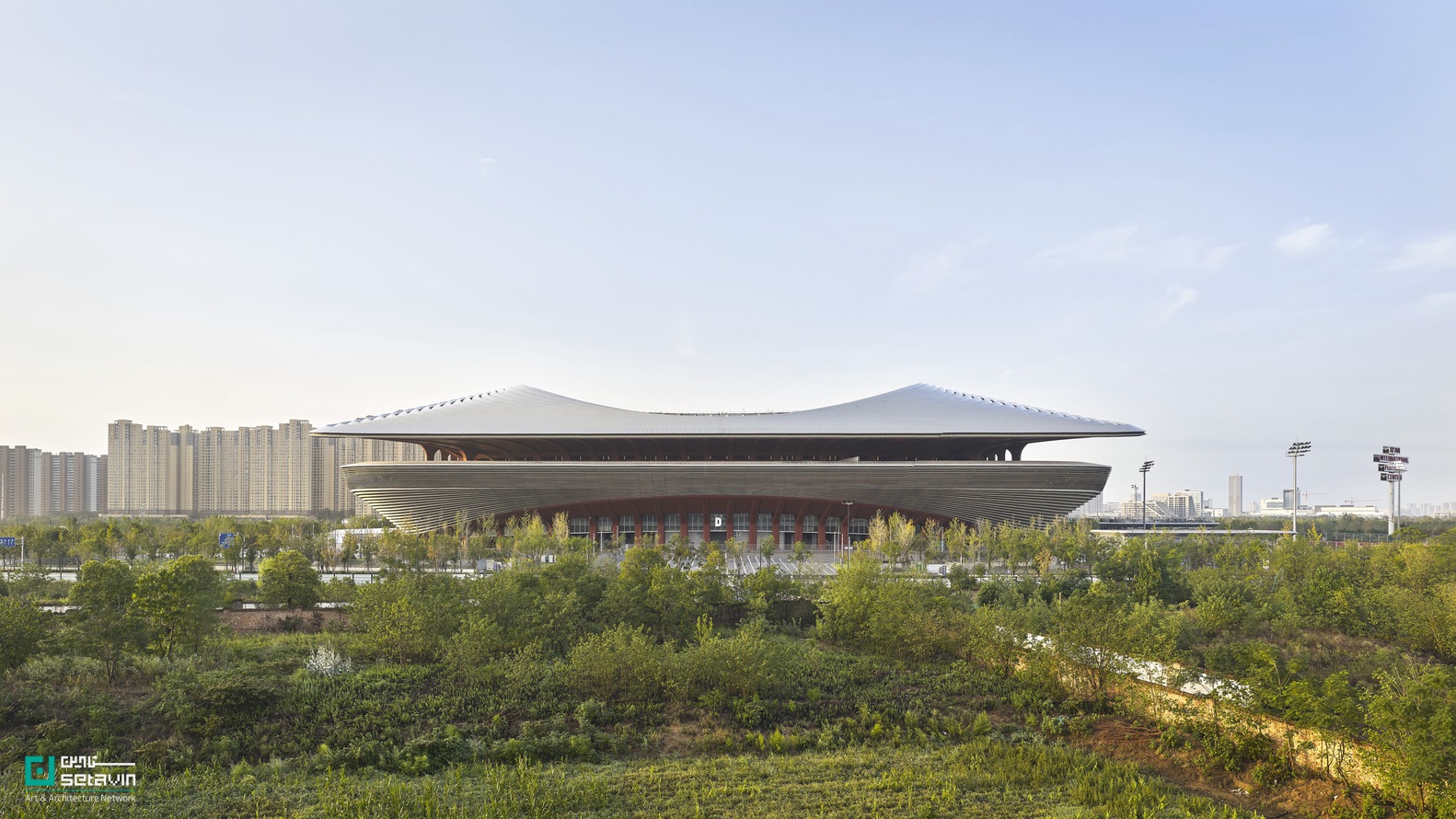 مرکز بین‌المللی فوتبال شی‌آن اثر Zaha Hadid Architects در چین؛ استادیوم ۶۰ هزار نفری با سازه کابلی سبک، طراحی اقلیم‌محور و پیوند فعال با شهر.