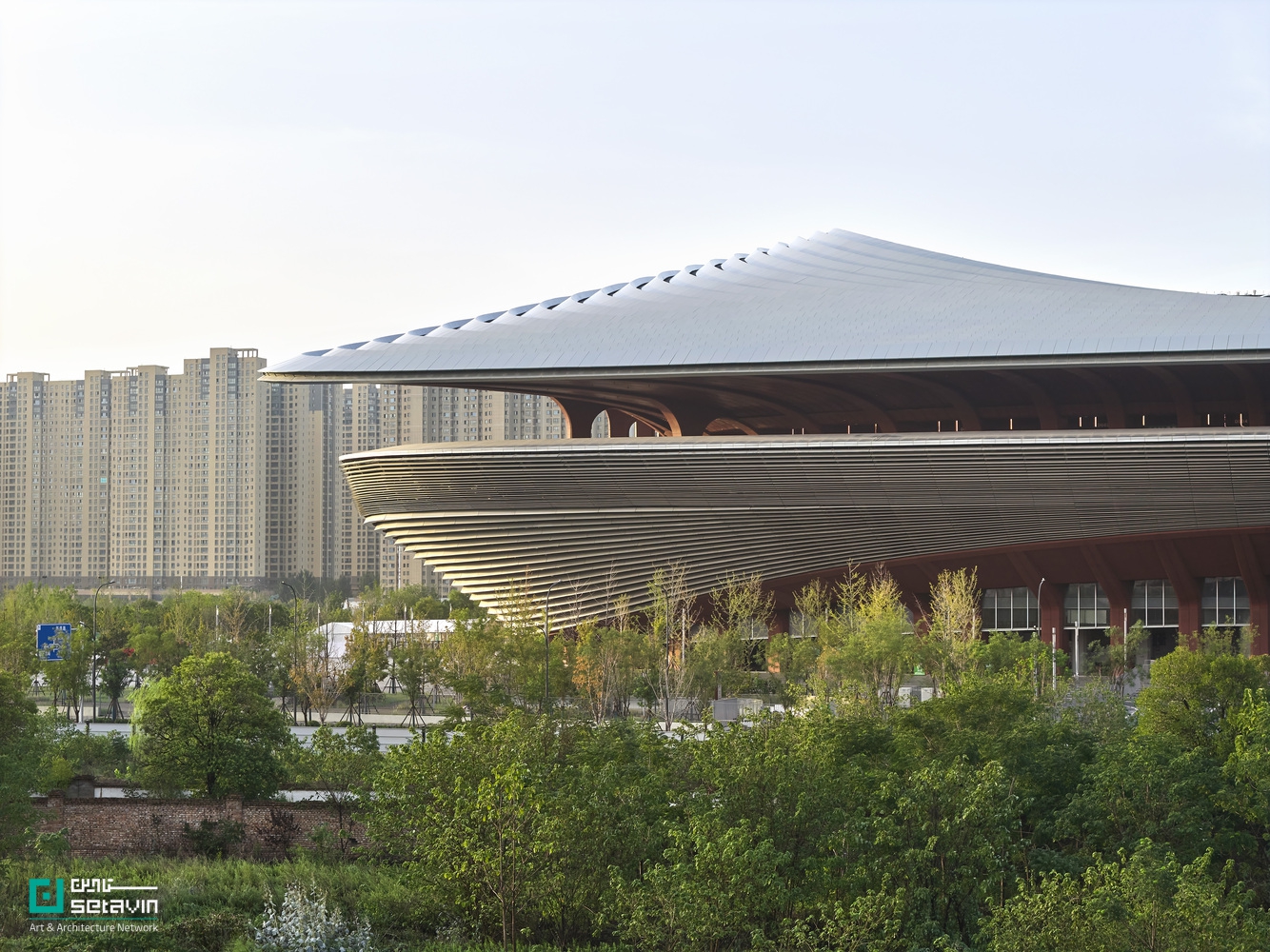 مرکز بین‌المللی فوتبال شی‌آن اثر Zaha Hadid Architects در چین؛ استادیوم ۶۰ هزار نفری با سازه کابلی سبک، طراحی اقلیم‌محور و پیوند فعال با شهر.