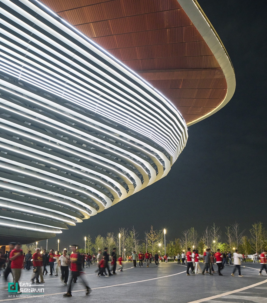 مرکز بین‌المللی فوتبال شی‌آن اثر Zaha Hadid Architects در چین؛ استادیوم ۶۰ هزار نفری با سازه کابلی سبک، طراحی اقلیم‌محور و پیوند فعال با شهر.