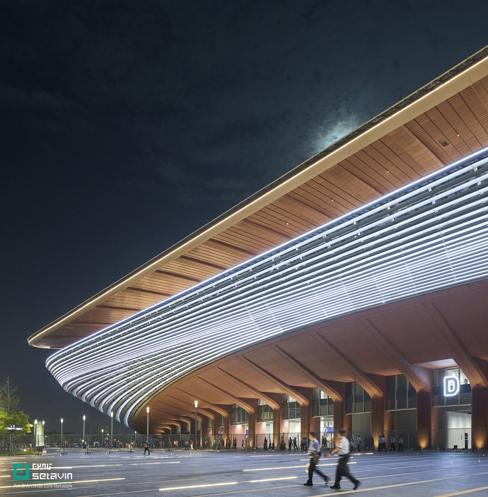 مرکز بین‌المللی فوتبال شی‌آن اثر Zaha Hadid Architects در چین؛ استادیوم ۶۰ هزار نفری با سازه کابلی سبک، طراحی اقلیم‌محور و پیوند فعال با شهر.