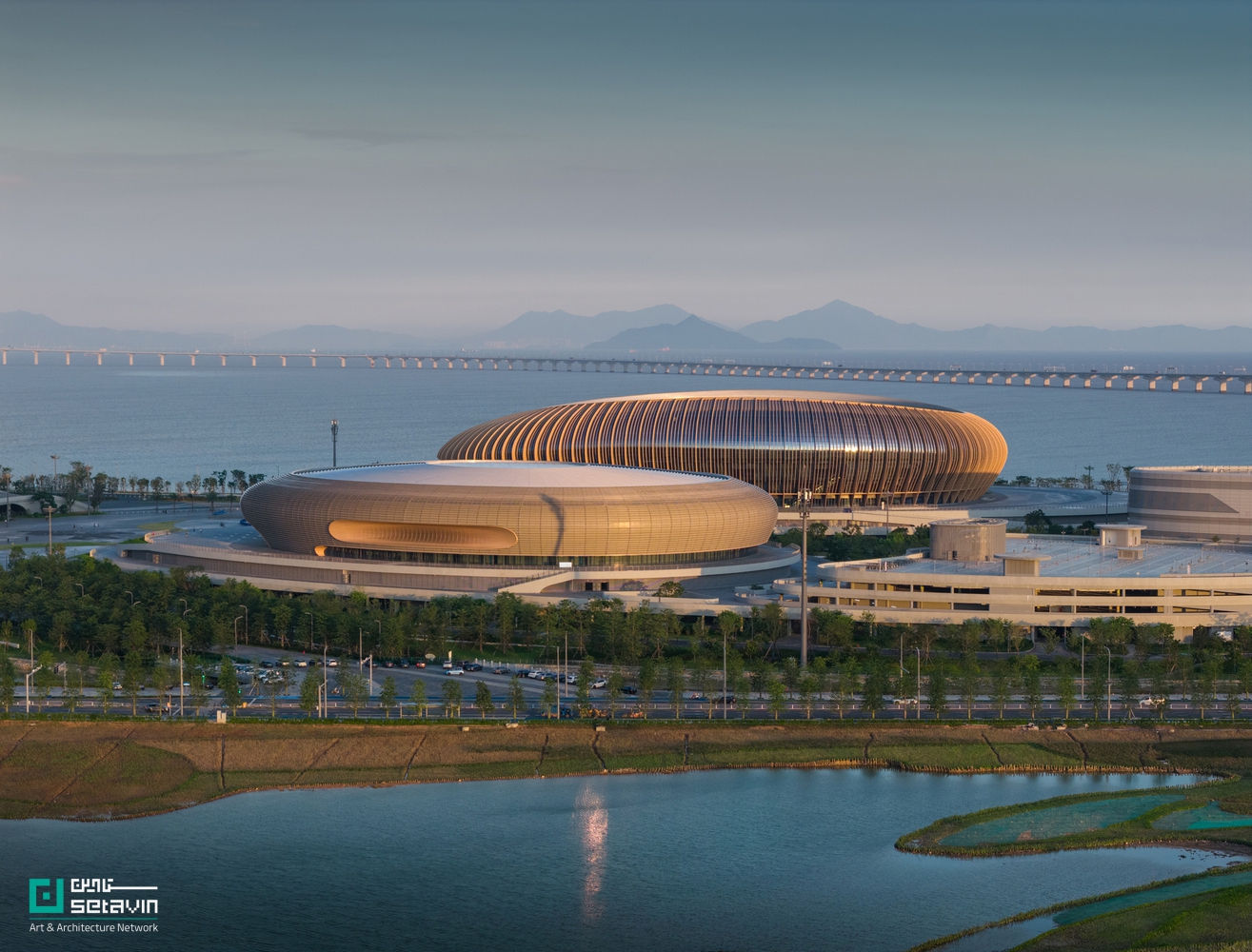 مرکز ورزشی منطقه خلیج بزرگ اثر Zaha Hadid Architects در چین؛ مجموعهای آیندهنگر با استادیوم ۶۰ هزار نفری، اقلیمپذیر و الهامگرفته از معماری بومی لینگنان.