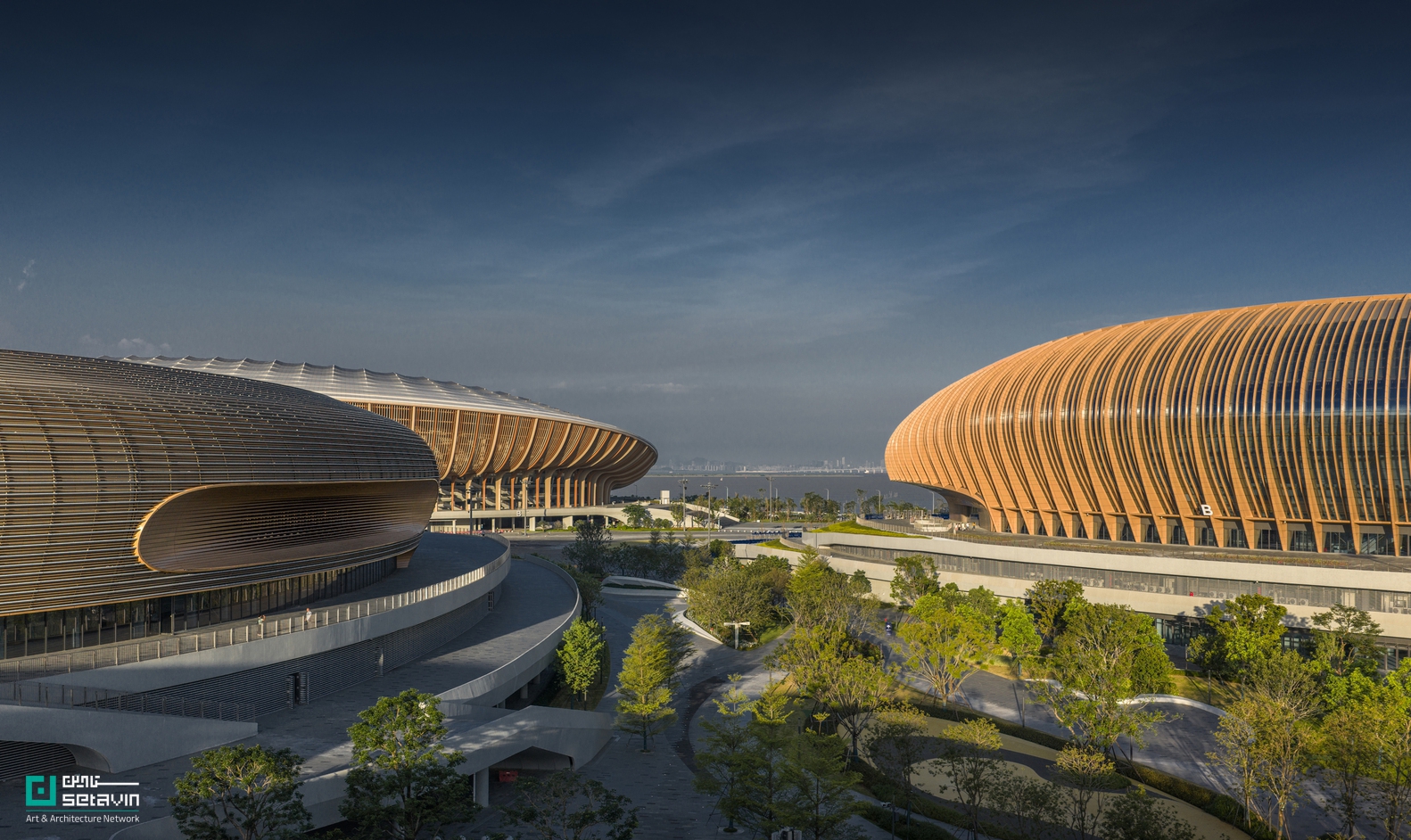 مرکز ورزشی منطقه خلیج بزرگ اثر Zaha Hadid Architects در چین؛ مجموعهای آیندهنگر با استادیوم ۶۰ هزار نفری، اقلیمپذیر و الهامگرفته از معماری بومی لینگنان.