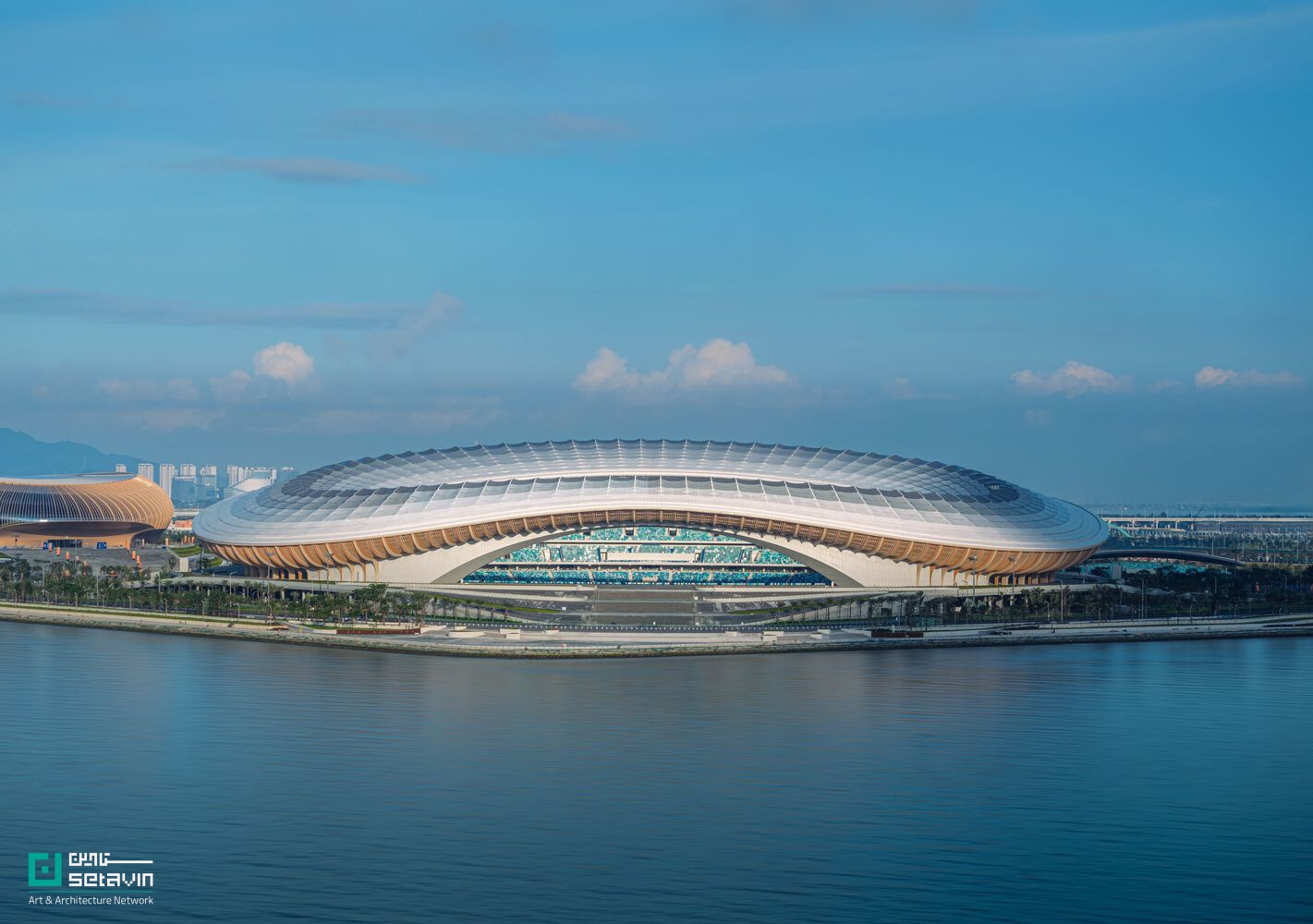 مرکز ورزشی منطقه خلیج بزرگ اثر Zaha Hadid Architects در چین؛ مجموعهای آیندهنگر با استادیوم ۶۰ هزار نفری، اقلیمپذیر و الهامگرفته از معماری بومی لینگنان.