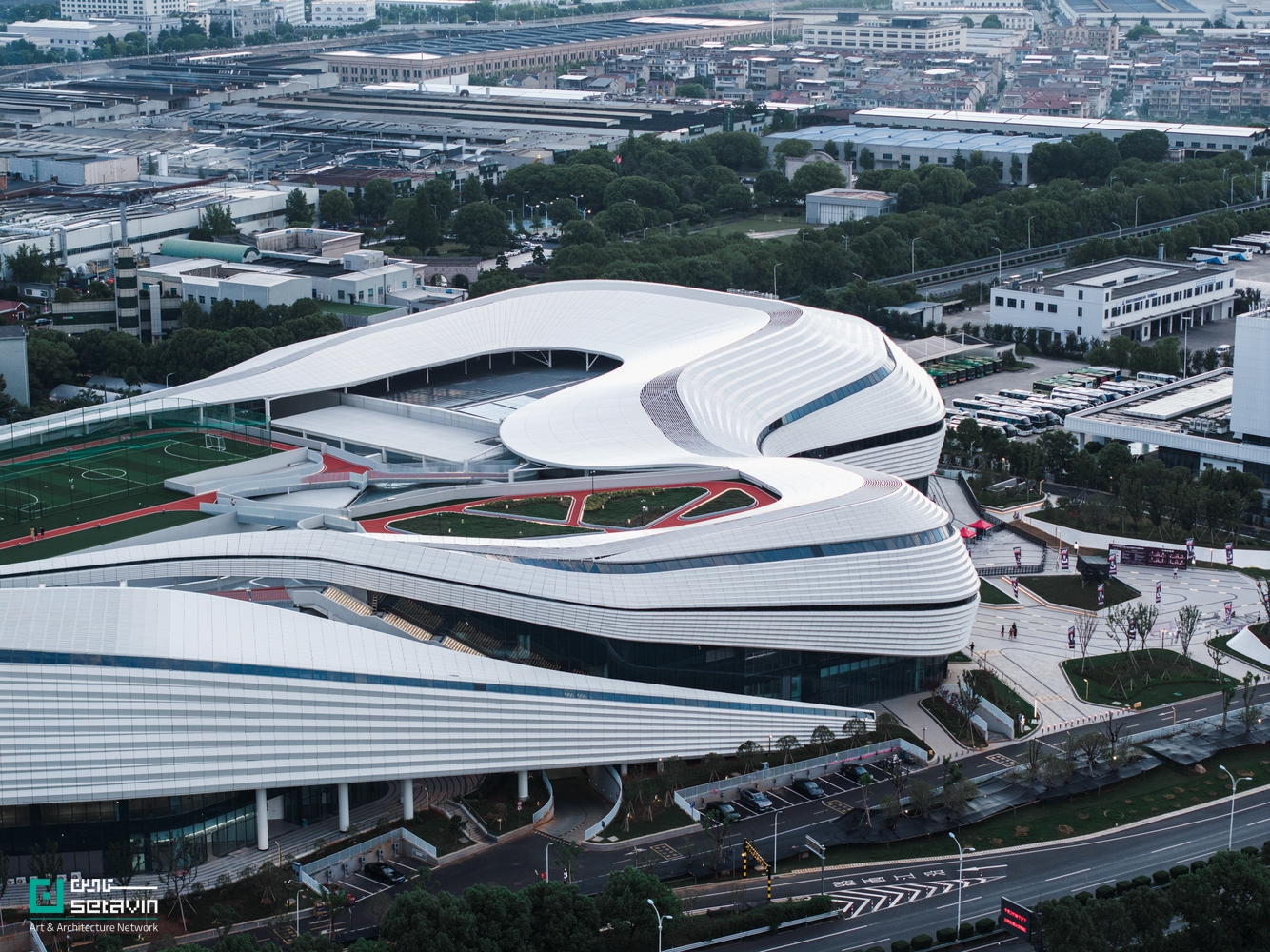 مرکز کروی شین‌چانگ اثر line+ studio در چین؛ مجموعه‌ای بزرگ در معماری ورزشی با رویکرد Sports Mall، انعطاف‌پذیری فضایی و نقش کلیدی در بازآفرینی شهری.