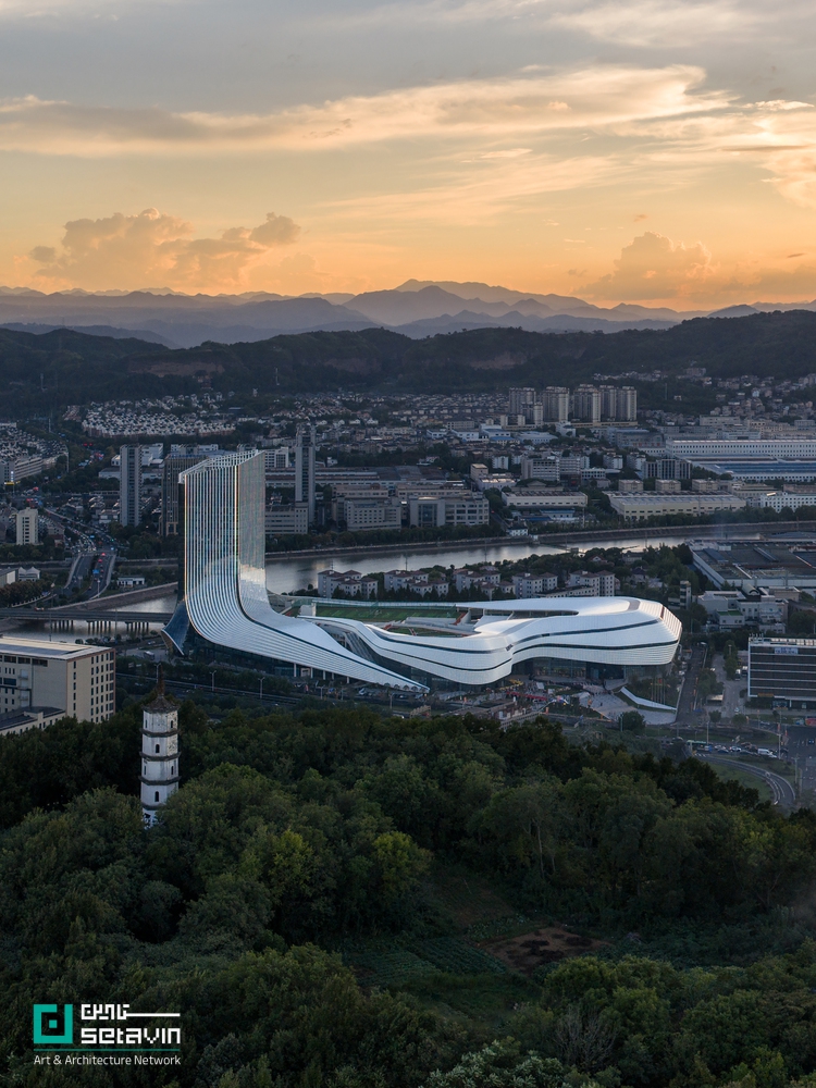 مرکز کروی شین‌چانگ اثر line+ studio در چین؛ مجموعه‌ای بزرگ در معماری ورزشی با رویکرد Sports Mall، انعطاف‌پذیری فضایی و نقش کلیدی در بازآفرینی شهری.