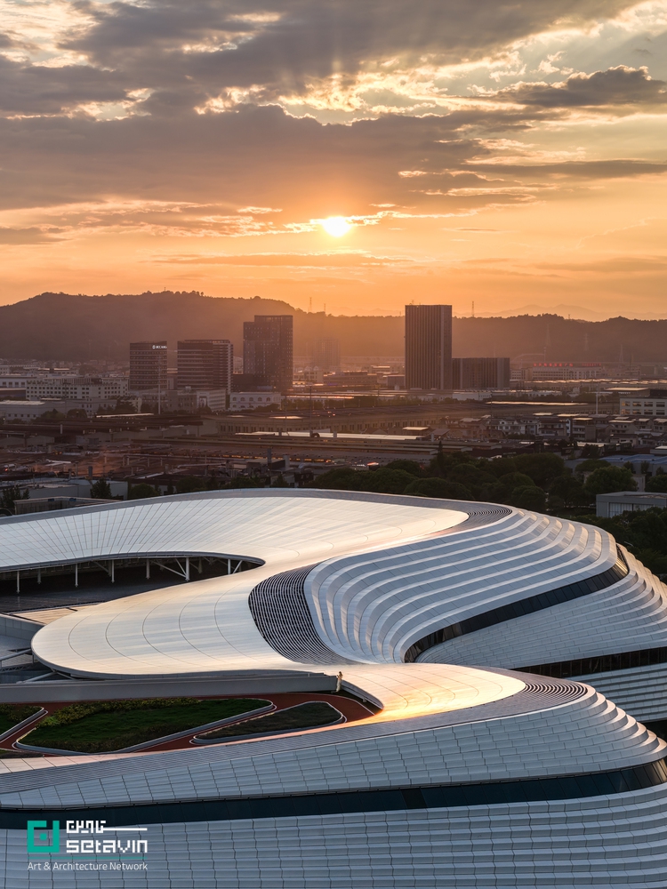 مرکز کروی شین‌چانگ اثر line+ studio در چین؛ مجموعه‌ای بزرگ در معماری ورزشی با رویکرد Sports Mall، انعطاف‌پذیری فضایی و نقش کلیدی در بازآفرینی شهری.