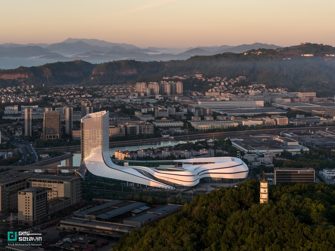 مرکز کروی شین‌چانگ اثر line+ studio در چین؛ مجموعه‌ای بزرگ در معماری ورزشی با رویکرد Sports Mall، انعطاف‌پذیری فضایی و نقش کلیدی در بازآفرینی شهری.