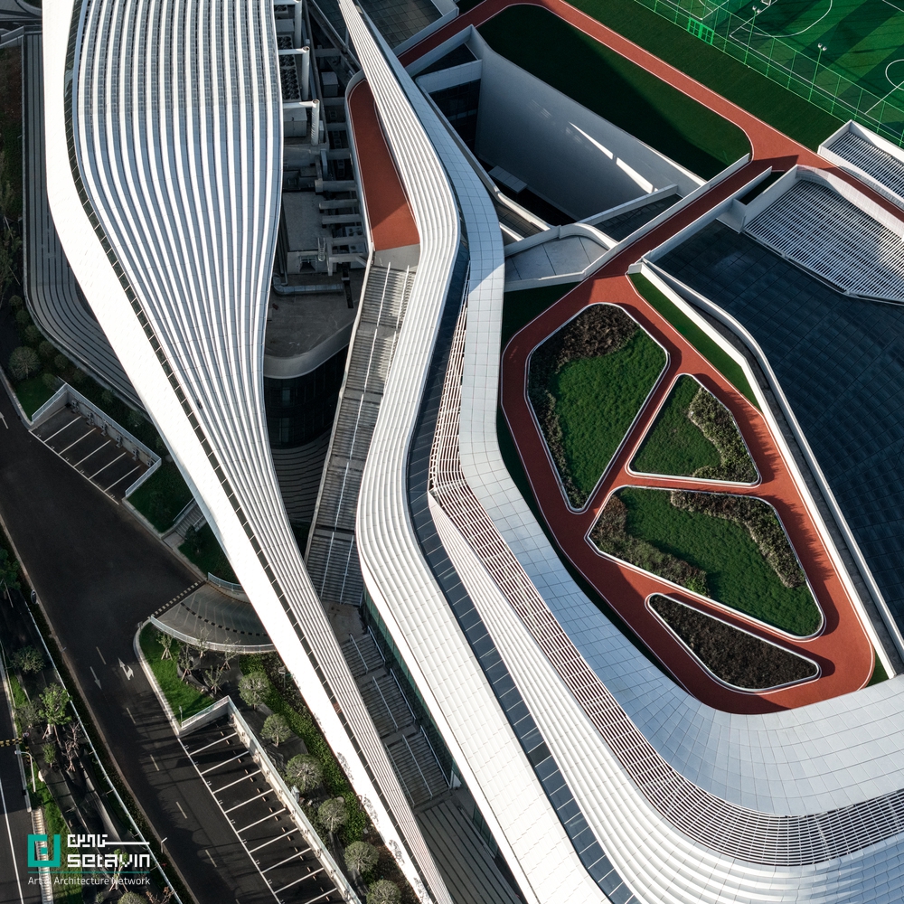 مرکز کروی شین‌چانگ اثر line+ studio در چین؛ مجموعه‌ای بزرگ در معماری ورزشی با رویکرد Sports Mall، انعطاف‌پذیری فضایی و نقش کلیدی در بازآفرینی شهری.