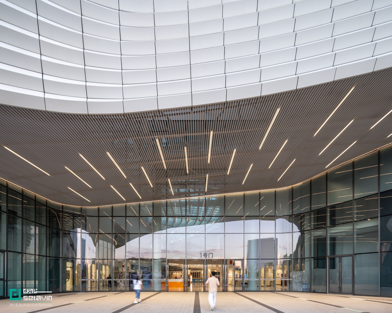 مرکز کروی شین‌چانگ اثر line+ studio در چین؛ مجموعه‌ای بزرگ در معماری ورزشی با رویکرد Sports Mall، انعطاف‌پذیری فضایی و نقش کلیدی در بازآفرینی شهری.