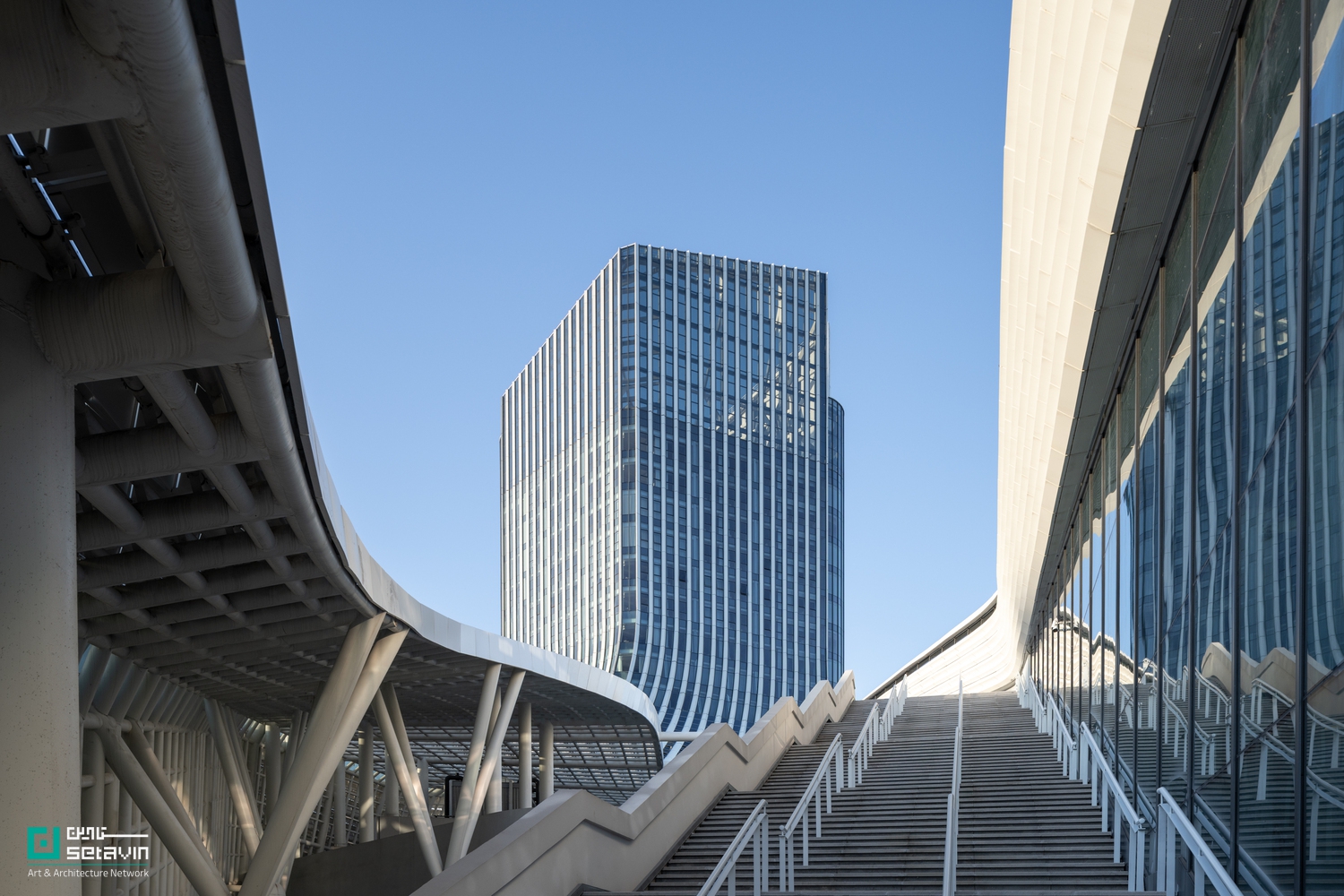 مرکز کروی شین‌چانگ اثر line+ studio در چین؛ مجموعه‌ای بزرگ در معماری ورزشی با رویکرد Sports Mall، انعطاف‌پذیری فضایی و نقش کلیدی در بازآفرینی شهری.