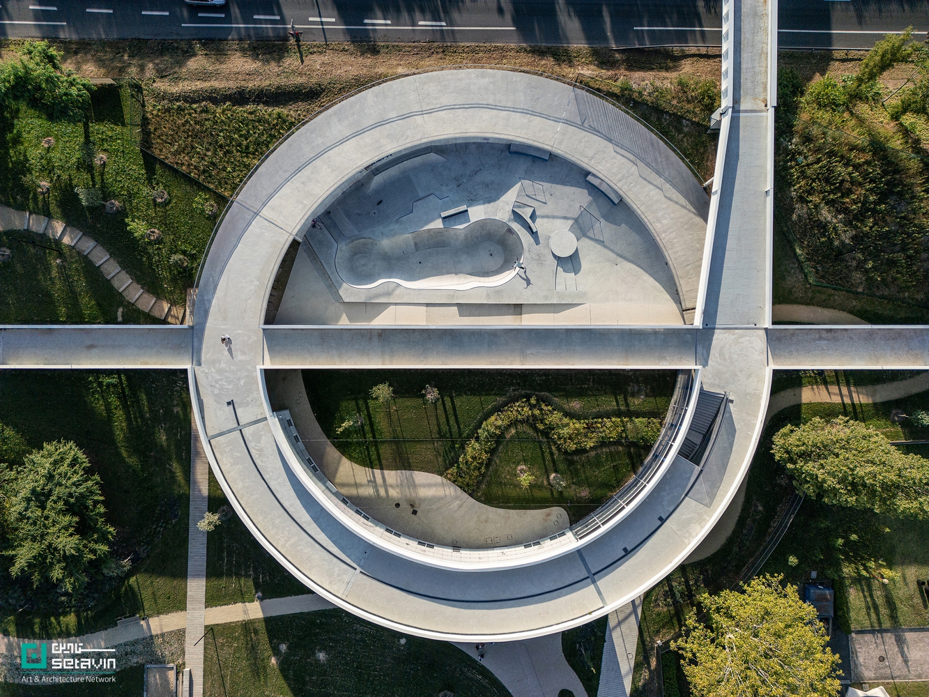 مجموعه ورزشی پُتی-کوِوی اثر Olgga Architects در فرانسه؛ پروژهای تلفیقی از معماری منظر و ورزش با رویکرد بازپیوند شهری، فضاهای عمومی و طبیعت.