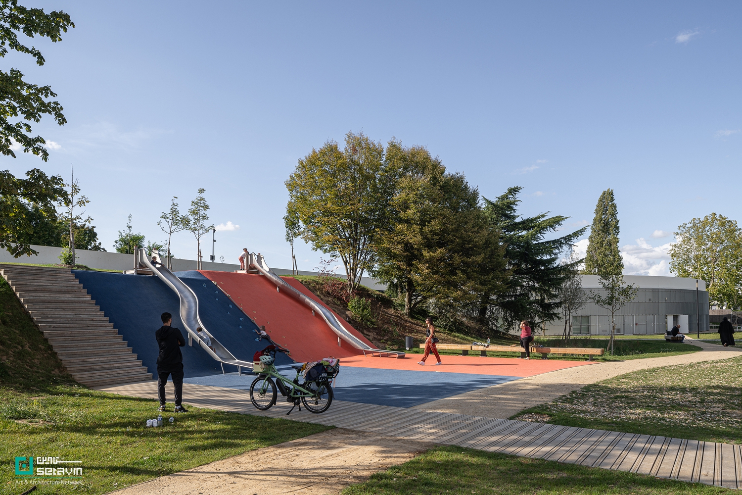 مجموعه ورزشی پُتی-کوِوی اثر Olgga Architects در فرانسه؛ پروژهای تلفیقی از معماری منظر و ورزش با رویکرد بازپیوند شهری، فضاهای عمومی و طبیعت.