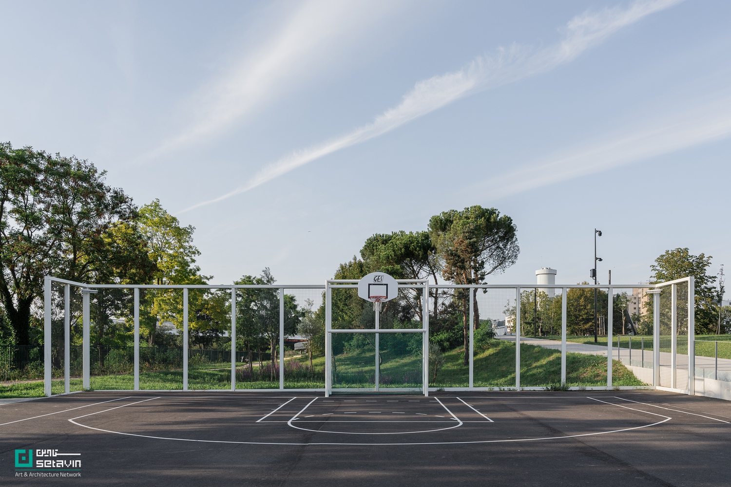 مجموعه ورزشی پُتی-کوِوی اثر Olgga Architects در فرانسه؛ پروژهای تلفیقی از معماری منظر و ورزش با رویکرد بازپیوند شهری، فضاهای عمومی و طبیعت.