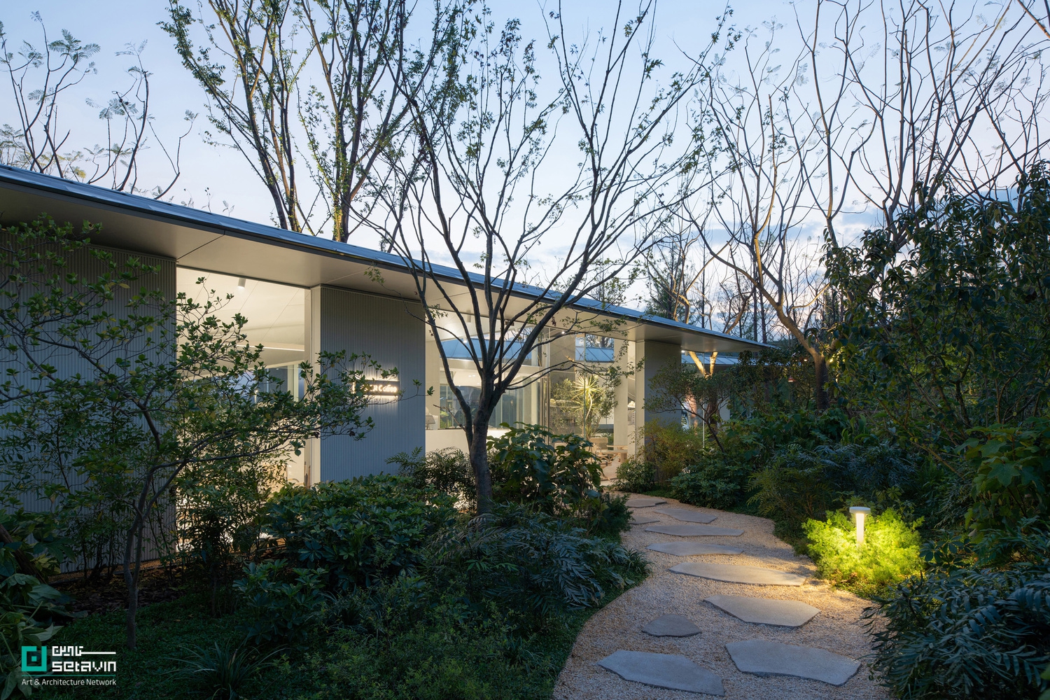 کافه لوکسریورز چونگکینگ، طراحی استودیو Wide Horizon و Epiphany Architects در چین؛ معماری سبکوزن با سقفهای تاخورده در تعامل با طبیعت و زیرساخت شهری.