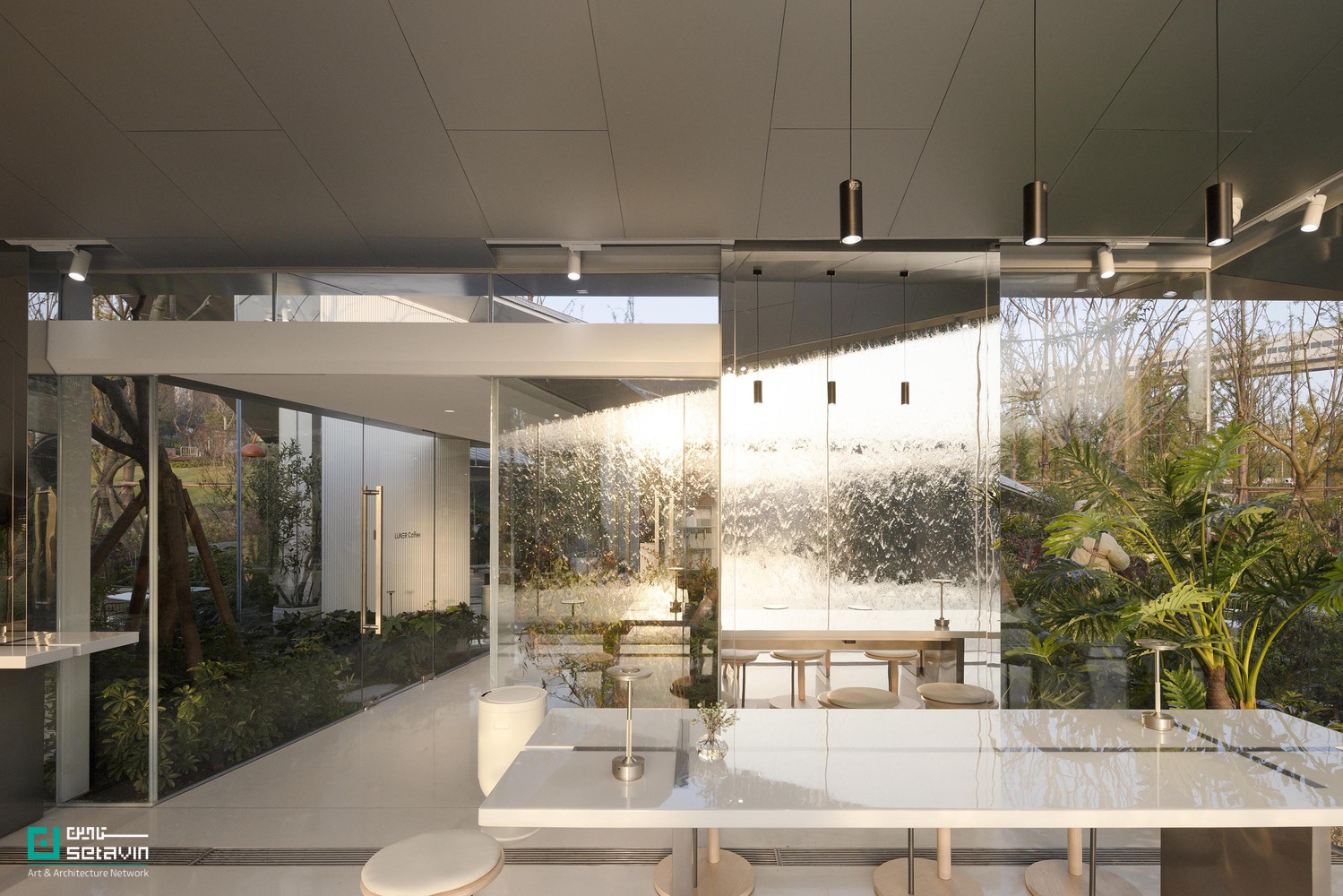 کافه لوکسریورز چونگکینگ، طراحی استودیو Wide Horizon و Epiphany Architects در چین؛ معماری سبکوزن با سقفهای تاخورده در تعامل با طبیعت و زیرساخت شهری.