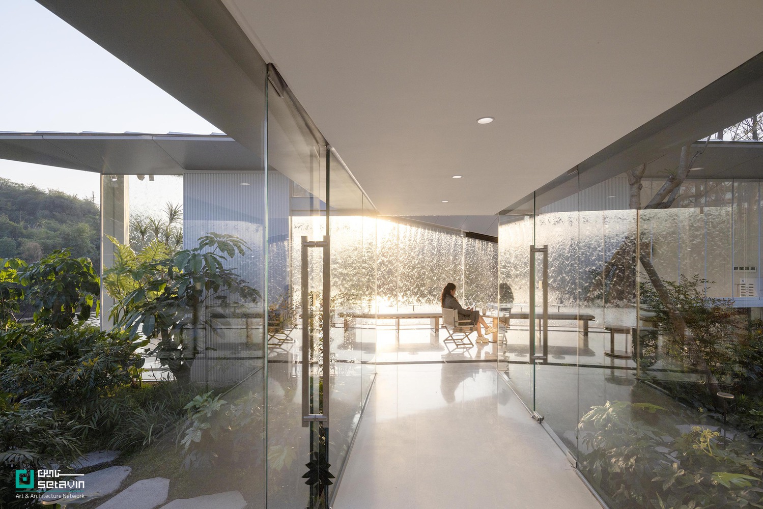 کافه لوکسریورز چونگکینگ، طراحی استودیو Wide Horizon و Epiphany Architects در چین؛ معماری سبکوزن با سقفهای تاخورده در تعامل با طبیعت و زیرساخت شهری.