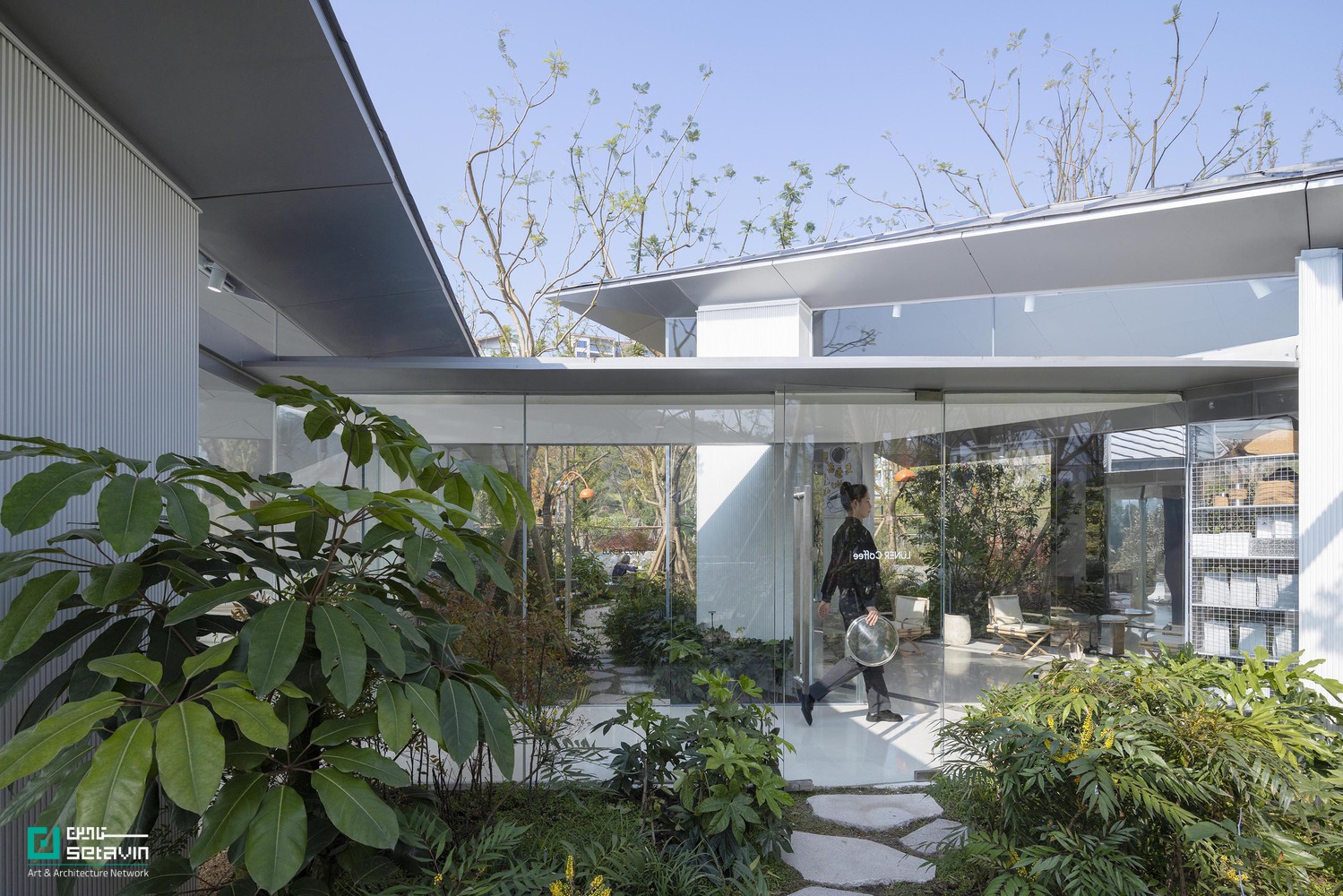 کافه لوکسریورز چونگکینگ، طراحی استودیو Wide Horizon و Epiphany Architects در چین؛ معماری سبکوزن با سقفهای تاخورده در تعامل با طبیعت و زیرساخت شهری.