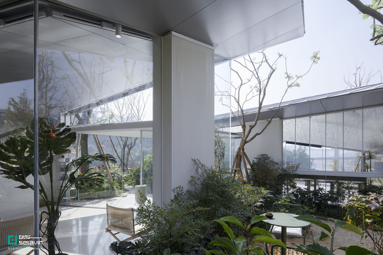 کافه لوکسریورز چونگکینگ، طراحی استودیو Wide Horizon و Epiphany Architects در چین؛ معماری سبکوزن با سقفهای تاخورده در تعامل با طبیعت و زیرساخت شهری.