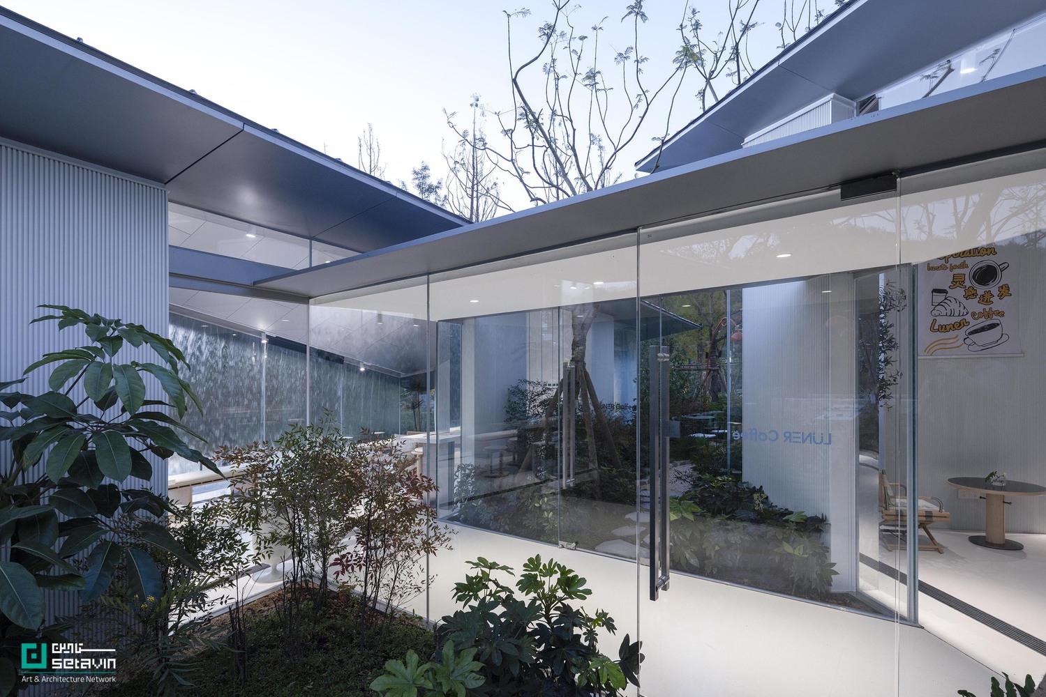 کافه لوکسریورز چونگکینگ، طراحی استودیو Wide Horizon و Epiphany Architects در چین؛ معماری سبکوزن با سقفهای تاخورده در تعامل با طبیعت و زیرساخت شهری.