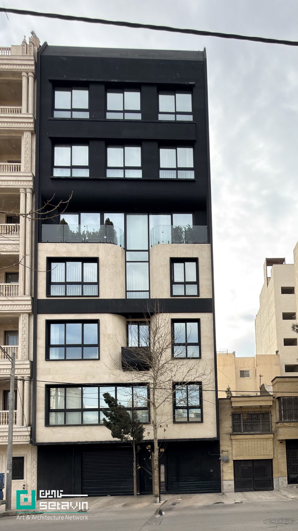 آپارتمان مسکونی ساباط در مشهد، اثر دفتر معماری ABMT.Office، با رویکردی معاصر در طراحی نما و استفاده از لایههای سنگ، تراس سبز و حجم شاخص، خوانشی متفاوت در بافت شهری ارائه میدهد.