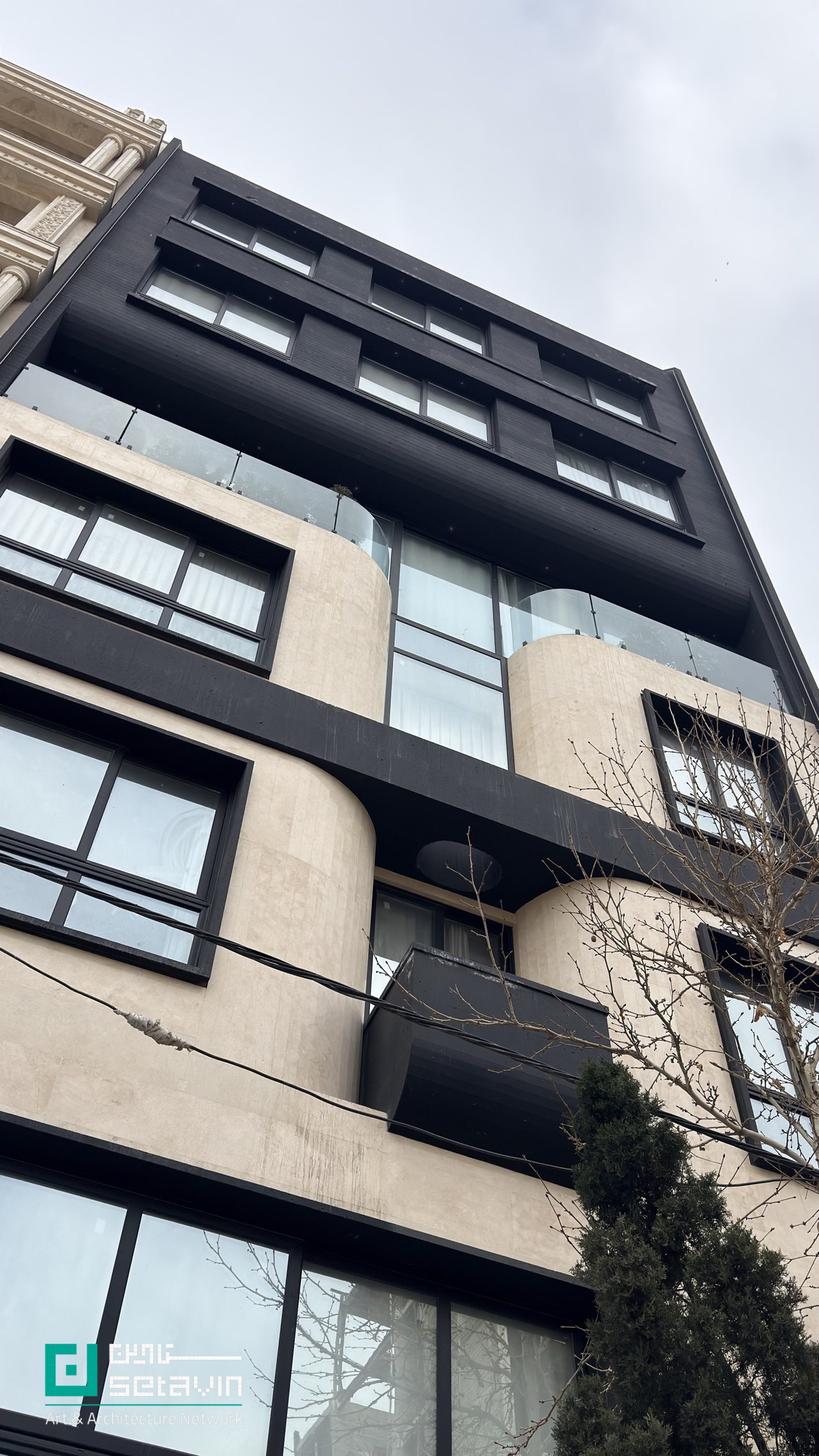 آپارتمان مسکونی ساباط در مشهد، اثر دفتر معماری ABMT.Office، با رویکردی معاصر در طراحی نما و استفاده از لایههای سنگ، تراس سبز و حجم شاخص، خوانشی متفاوت در بافت شهری ارائه میدهد.