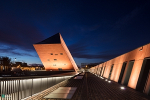 بررسی ۱۲ نمونه شاخص معماری حافظه در جهان؛ از یادمان جنگ ویتنام تا موزه ۹/۱۱، پروژههایی که از تحولات تاریخی و اجتماعی شکل گرفتهاند.