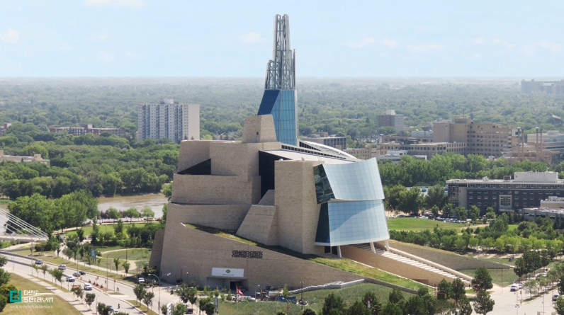 بررسی ۱۲ نمونه شاخص معماری حافظه در جهان؛ از یادمان جنگ ویتنام تا موزه ۹/۱۱، پروژههایی که از تحولات تاریخی و اجتماعی شکل گرفتهاند.