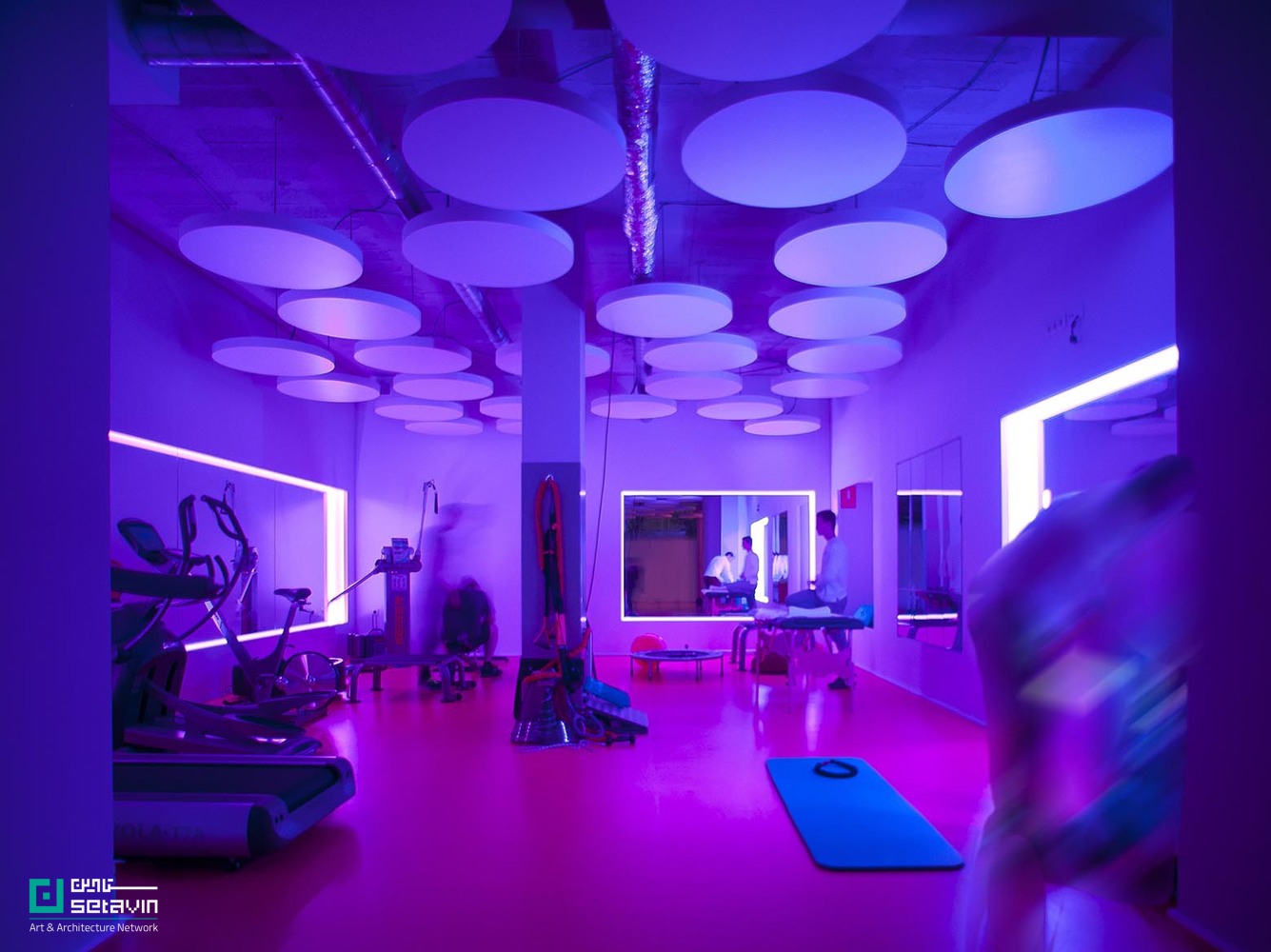 معرفی مرکز Active Therapy Center R3 در اسپانیا؛ طراحی Gabriel Gomera Studio با تأکید بر نور طبیعی، رنگدرمانی و پیوند ذهن و بدن در فضایی ۲۳۰ مترمربعی.