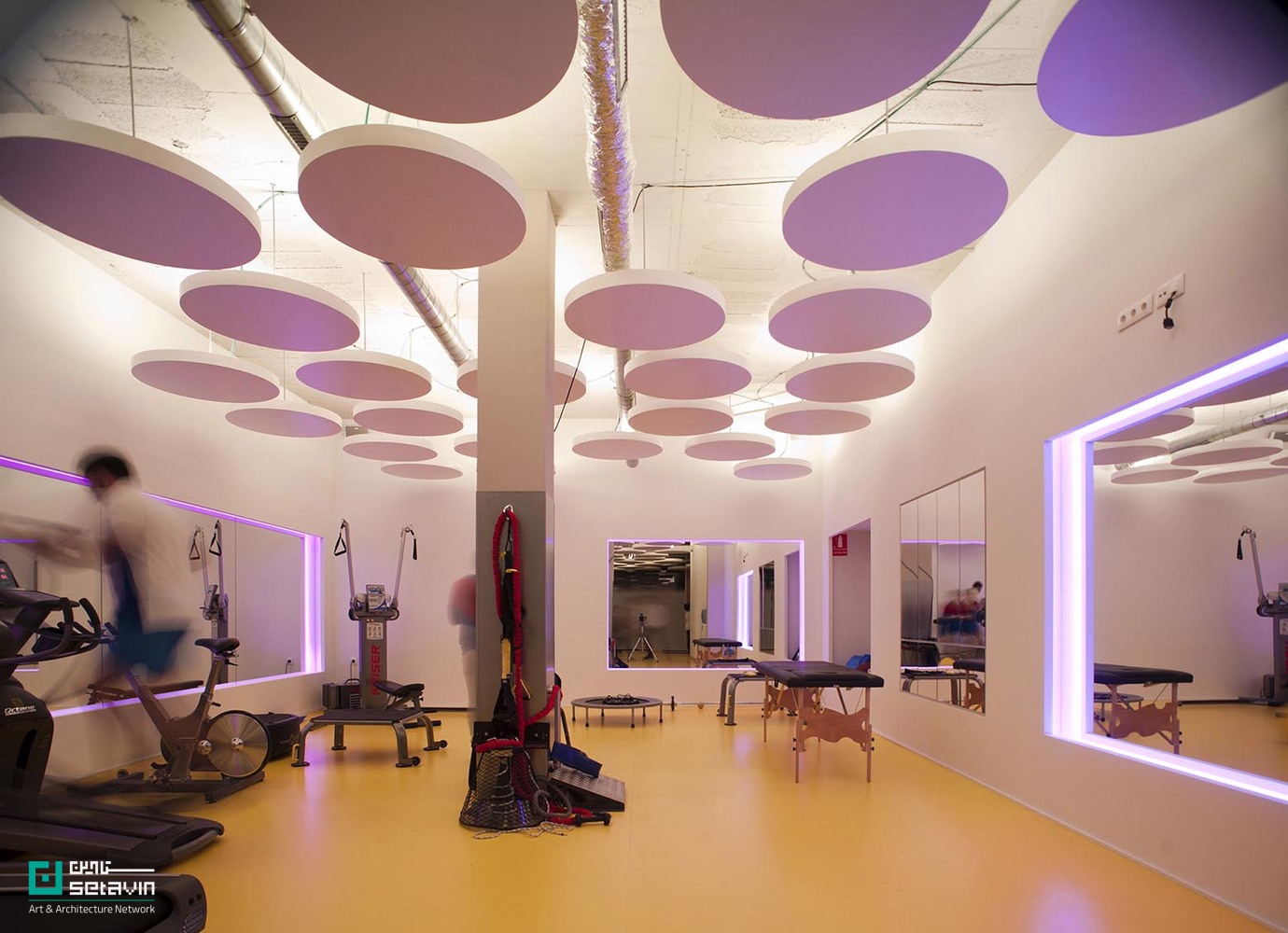 معرفی مرکز Active Therapy Center R3 در اسپانیا؛ طراحی Gabriel Gomera Studio با تأکید بر نور طبیعی، رنگدرمانی و پیوند ذهن و بدن در فضایی ۲۳۰ مترمربعی.