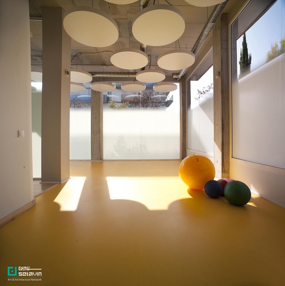 معرفی مرکز Active Therapy Center R3 در اسپانیا؛ طراحی Gabriel Gomera Studio با تأکید بر نور طبیعی، رنگدرمانی و پیوند ذهن و بدن در فضایی ۲۳۰ مترمربعی.