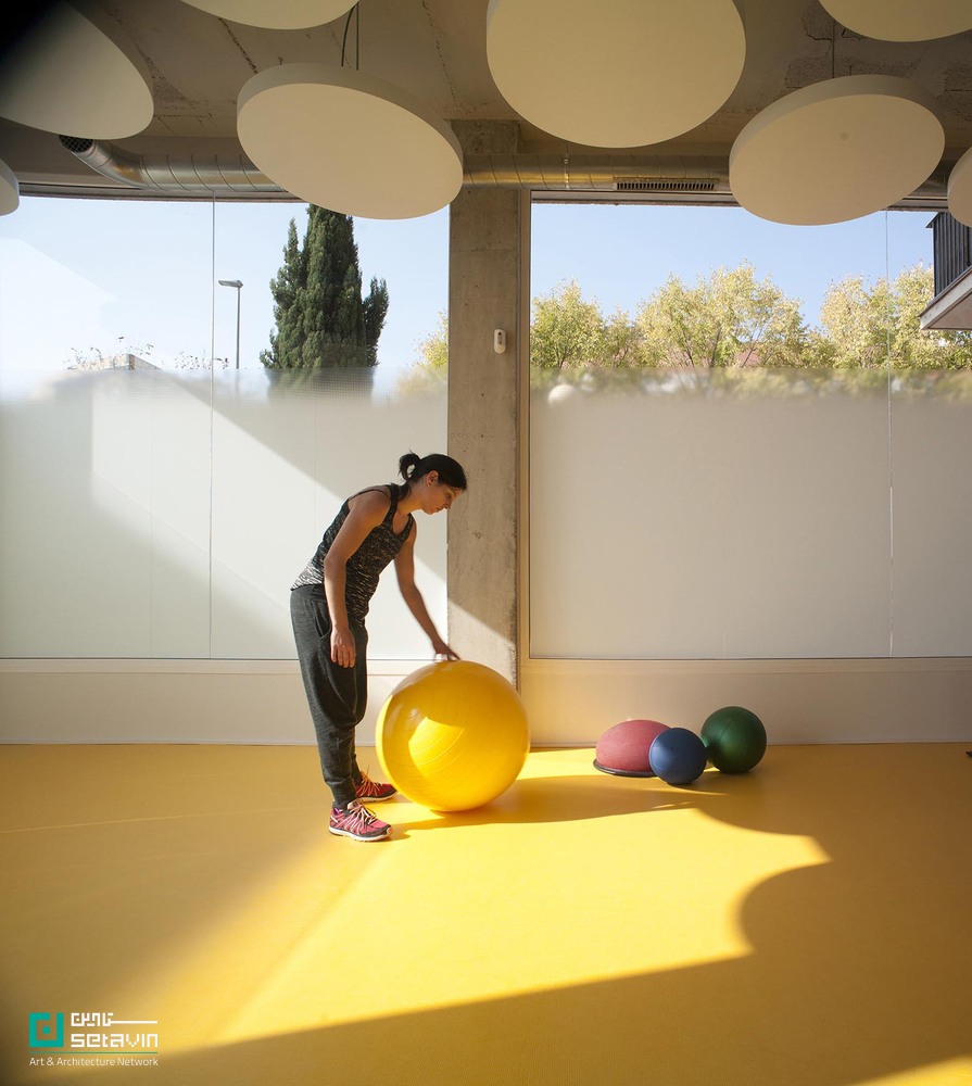معرفی مرکز Active Therapy Center R3 در اسپانیا؛ طراحی Gabriel Gomera Studio با تأکید بر نور طبیعی، رنگدرمانی و پیوند ذهن و بدن در فضایی ۲۳۰ مترمربعی.