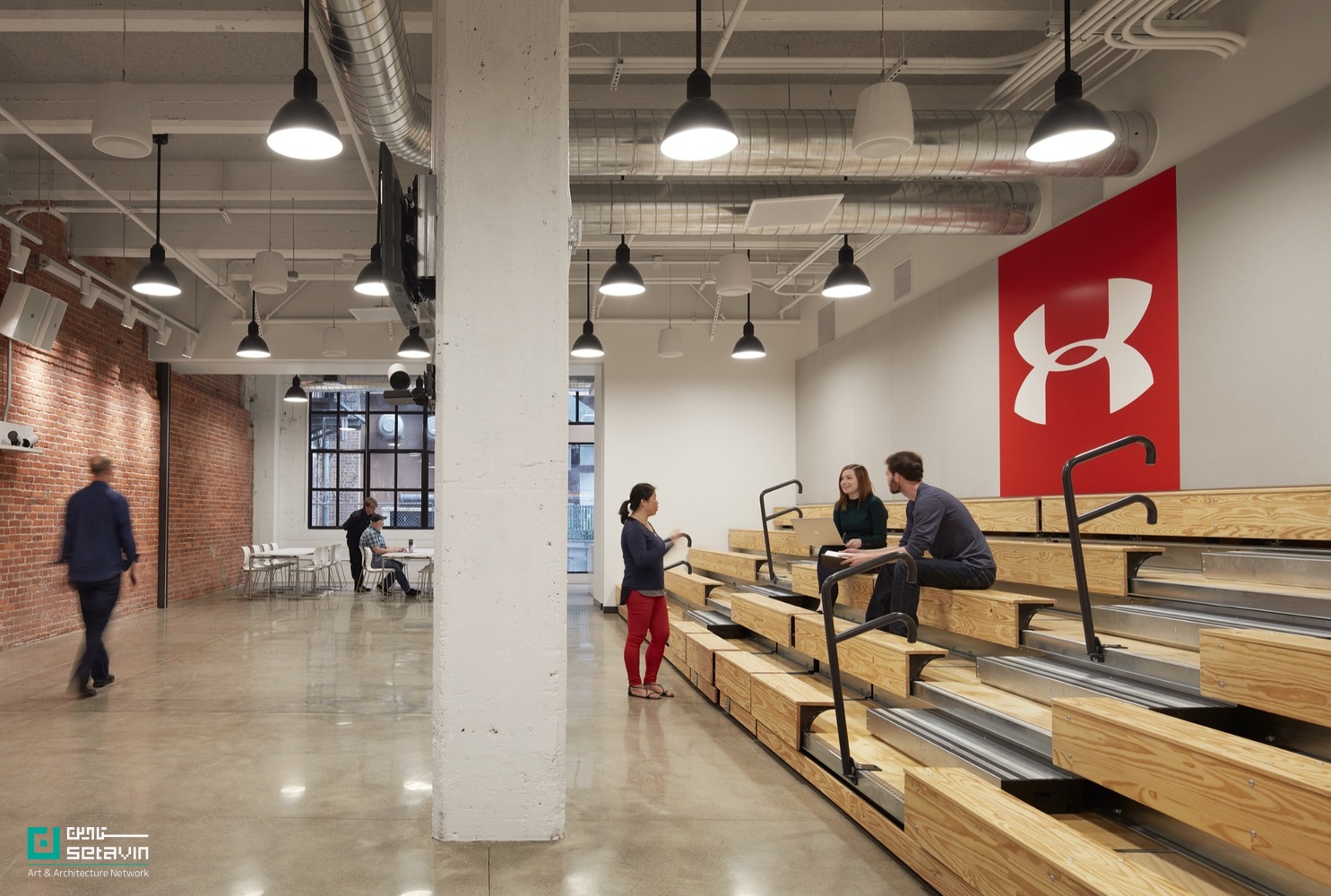 معرفی دفتر Under Armour Connected Fitness در سانفرانسیسکو؛ طراحی Bohlin Cywinski Jackson با رویکرد صنعتی، فضای کاری منعطف و تلفیق ورزش، فناوری و اجتماع.