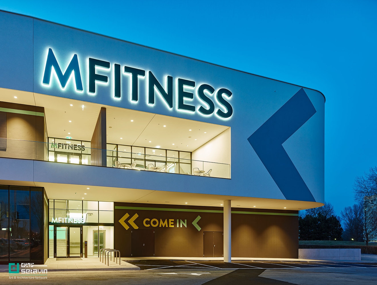 معرفی پروژه MFitness در اتریش؛ طراحی Smertnik Kraut با رویکرد صنعتی و لافت، بازآفرینی زمین تنیس قدیمی به باشگاهی مدرن با امکانات کامل تمرینی و تندرستی.