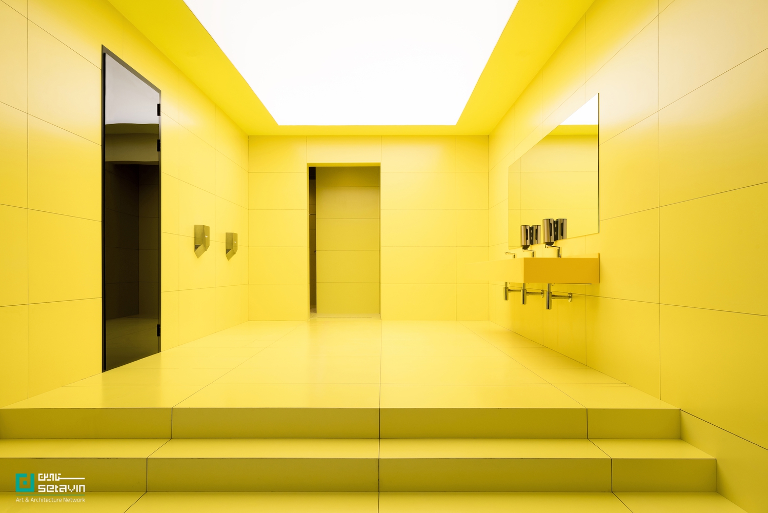 معرفی باشگاه Kometa Black در مسکو؛ طراحی YoYo Bureau با الهام از فضای کلاب شبانه، نورپردازی LED، زونبندی خلاقانه و معماری داخلی ۳۰۰۰ مترمربعی.