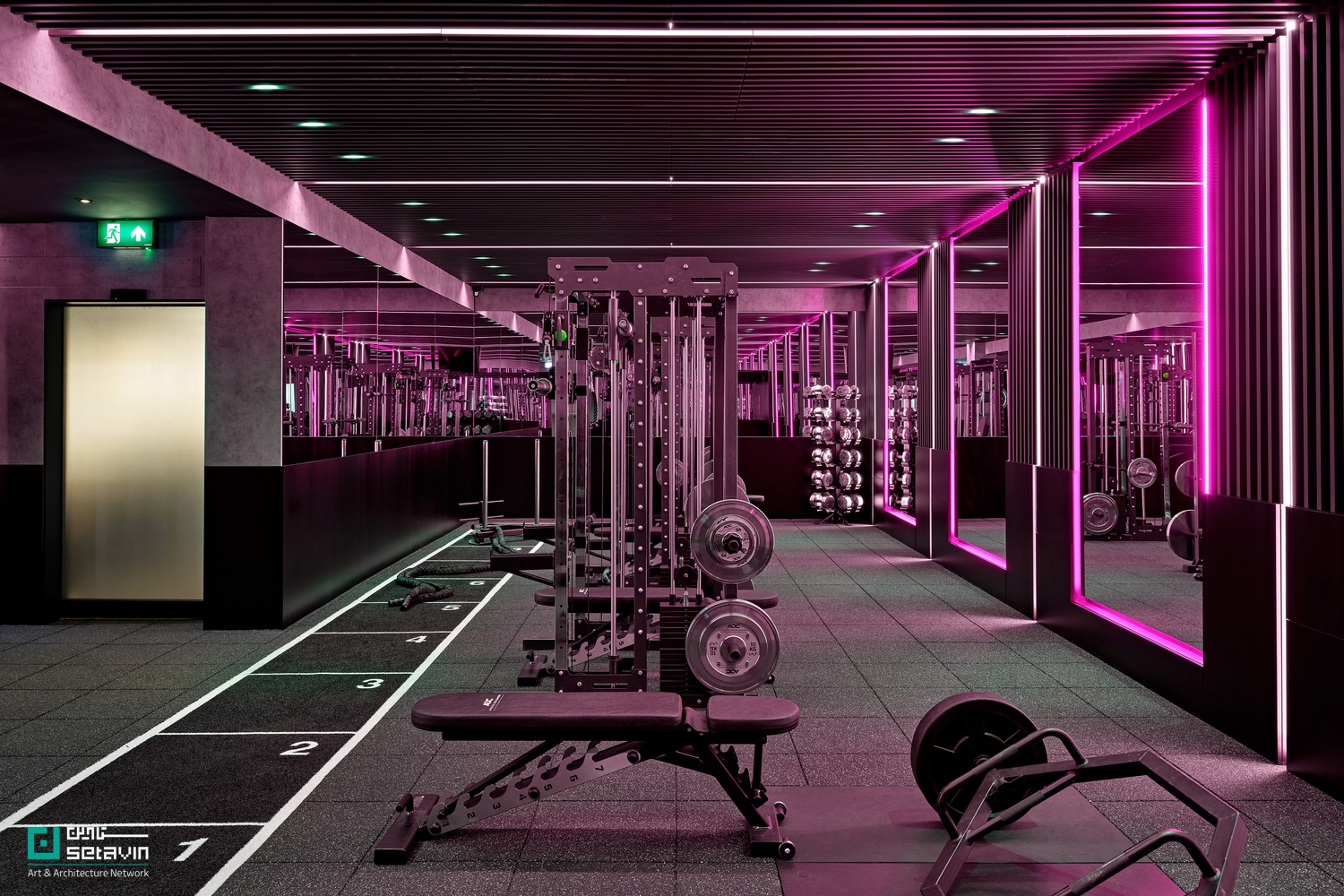 معرفی باشگاه Athletic Development Club در لندن؛ طراحی Studio VA با رویکردی مینیمال، نورپردازی خطی و حفظ حریم خصوصی در فضای ورزشی ۱۸۰ مترمربعی.
