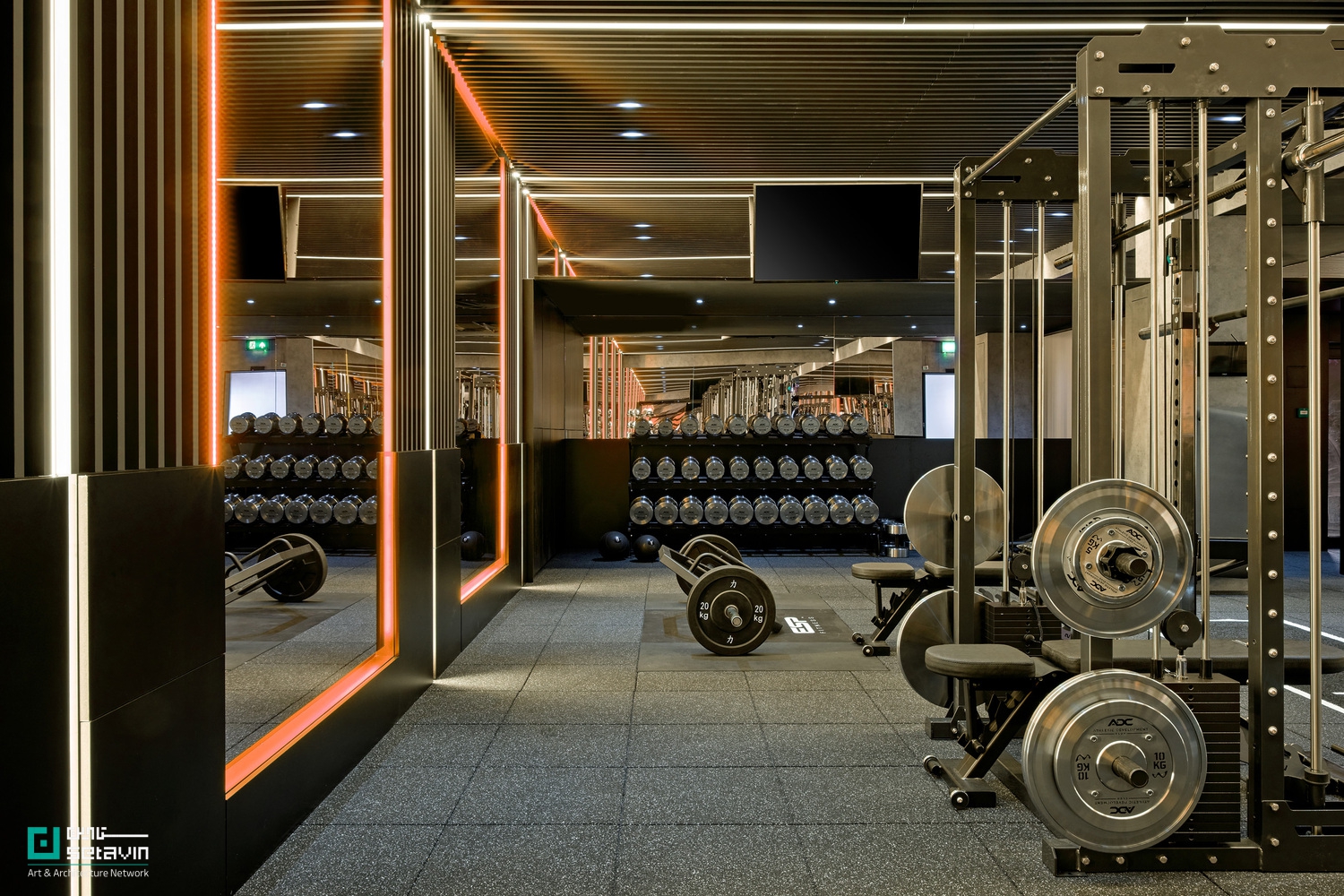 معرفی باشگاه Athletic Development Club در لندن؛ طراحی Studio VA با رویکردی مینیمال، نورپردازی خطی و حفظ حریم خصوصی در فضای ورزشی ۱۸۰ مترمربعی.
