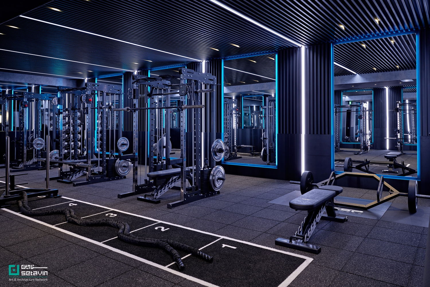 معرفی باشگاه Athletic Development Club در لندن؛ طراحی Studio VA با رویکردی مینیمال، نورپردازی خطی و حفظ حریم خصوصی در فضای ورزشی ۱۸۰ مترمربعی.