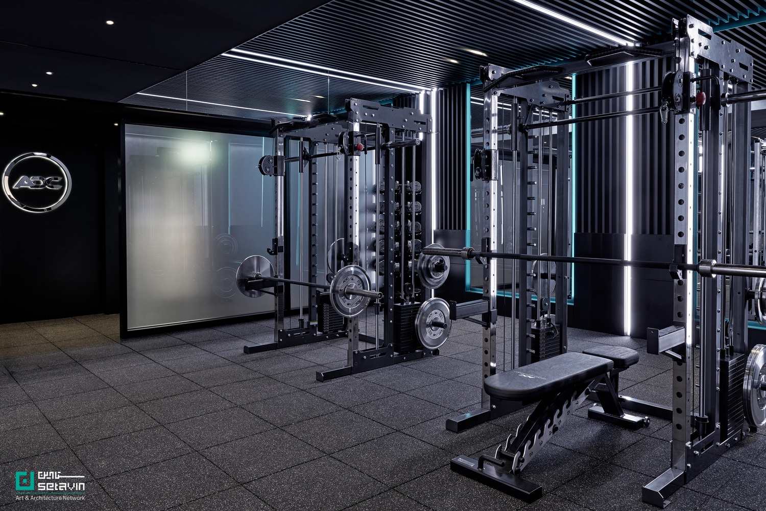 معرفی باشگاه Athletic Development Club در لندن؛ طراحی Studio VA با رویکردی مینیمال، نورپردازی خطی و حفظ حریم خصوصی در فضای ورزشی ۱۸۰ مترمربعی.