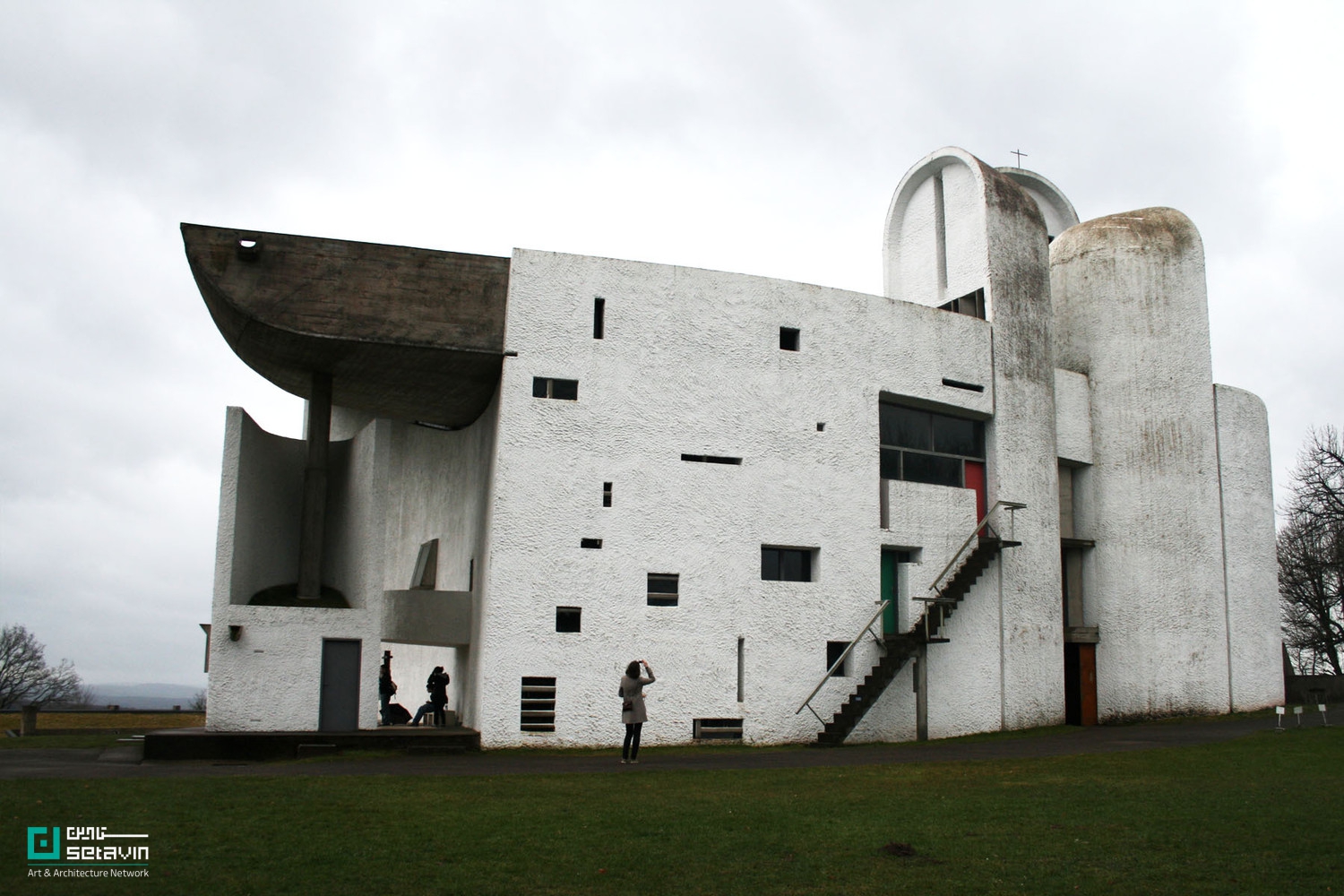 کلیسای نوتردام دو رونشان اثر لوکوربوزیه در فرانسه، نمونهای از معماری مدرن پس از جنگ جهانی دوم با فرم حجمی و نورپردازی معنوی