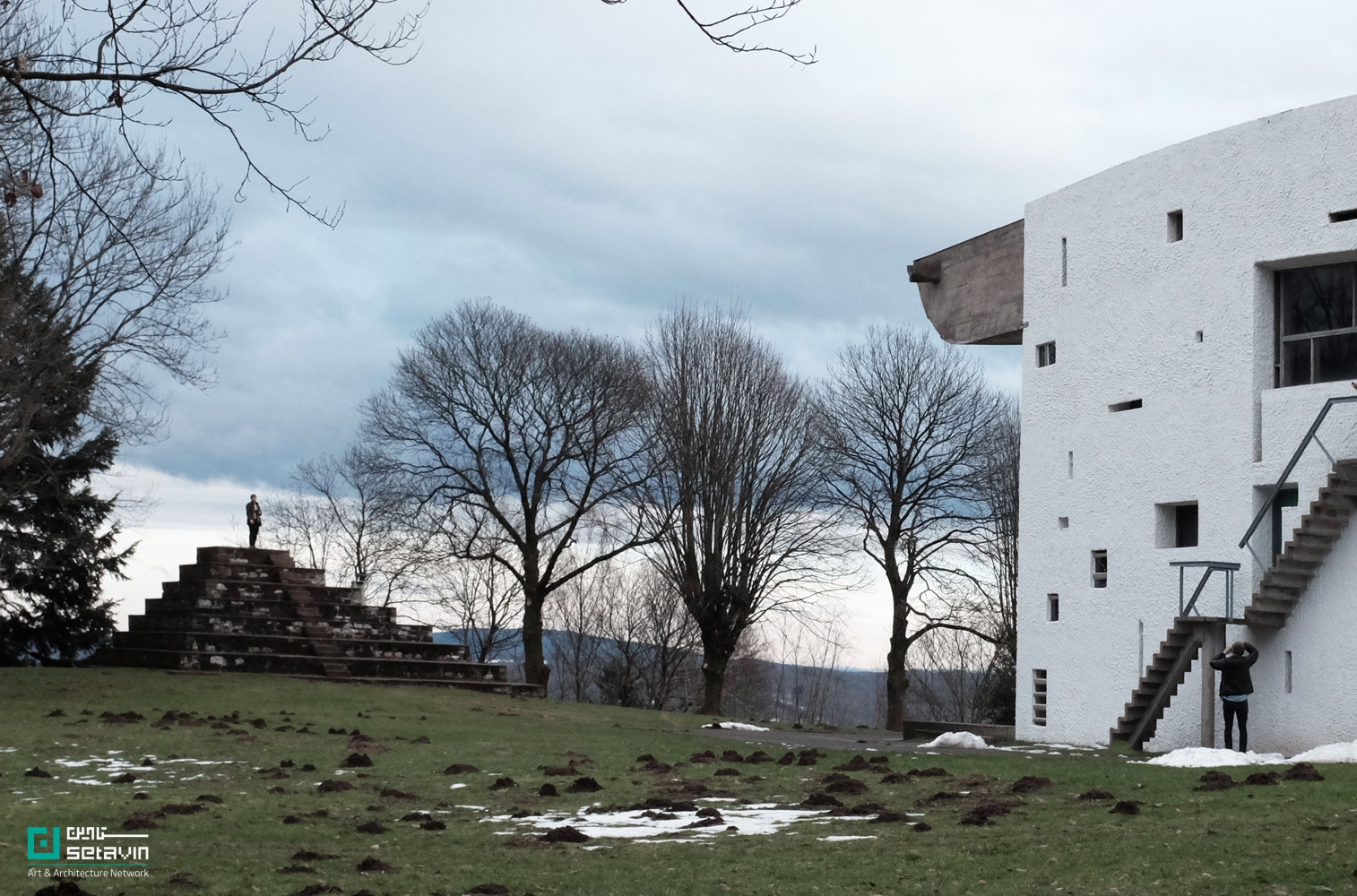 نگاهی به کلیسای رونشان اثر لوکوربوزیه در فرانسه؛ شاهکاری پس از جنگ جهانی دوم با فرم مجسمه‌گون، دیوارهای ضخیم و نورپردازی شاعرانه که تجربه‌ای مراقبه‌ای می‌سازد.