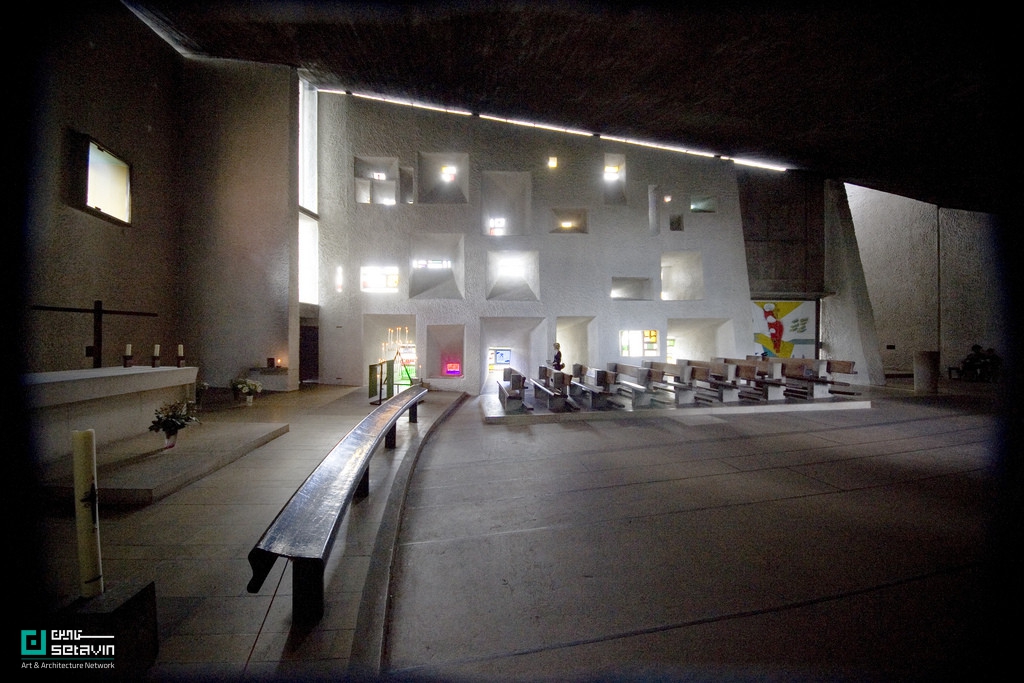 نگاهی به کلیسای رونشان اثر لوکوربوزیه در فرانسه؛ شاهکاری پس از جنگ جهانی دوم با فرم مجسمه‌گون، دیوارهای ضخیم و نورپردازی شاعرانه که تجربه‌ای مراقبه‌ای می‌سازد.