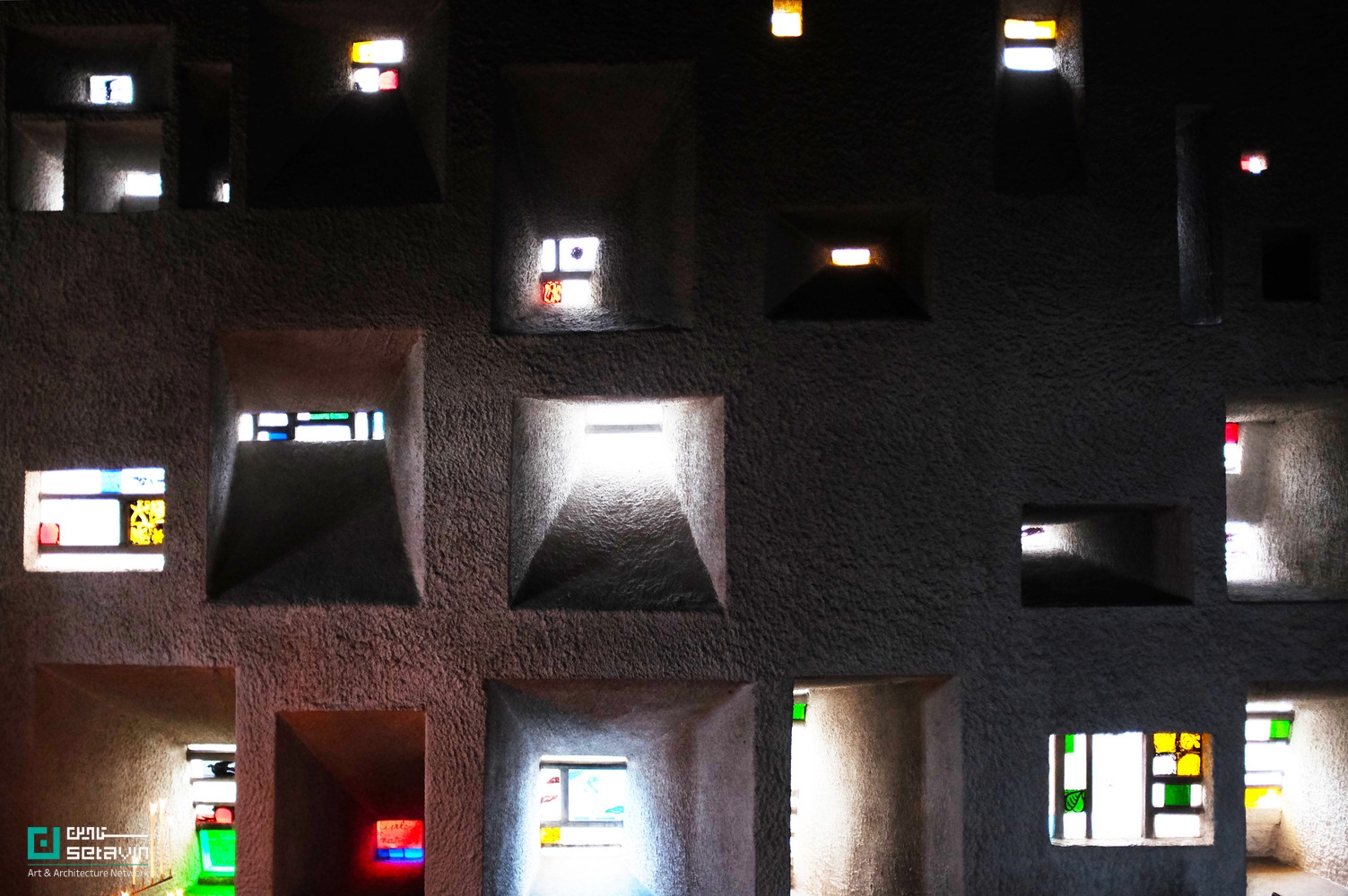 نگاهی به کلیسای رونشان اثر لوکوربوزیه در فرانسه؛ شاهکاری پس از جنگ جهانی دوم با فرم مجسمه‌گون، دیوارهای ضخیم و نورپردازی شاعرانه که تجربه‌ای مراقبه‌ای می‌سازد.