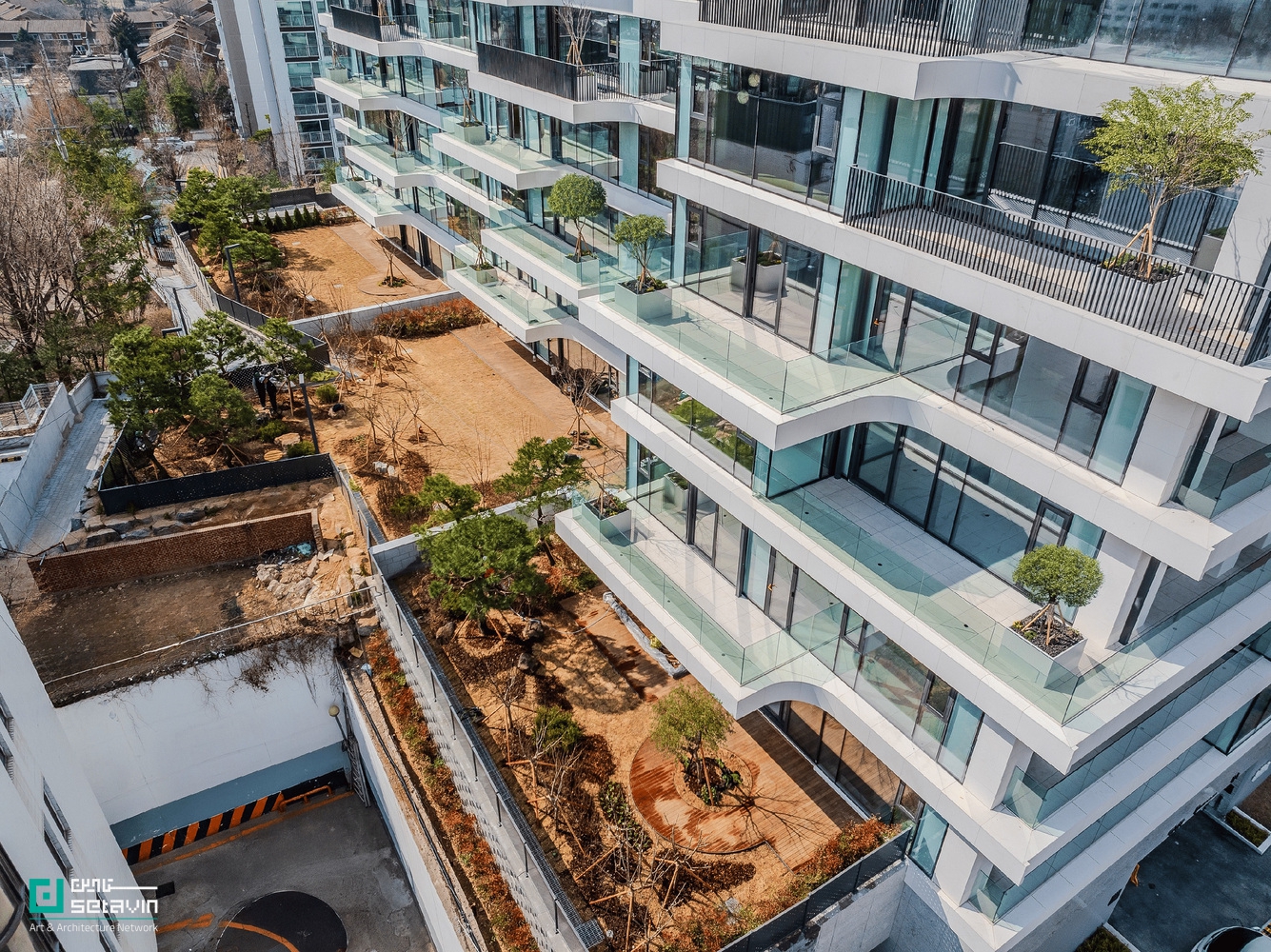 پروژه AFER Hangang در سئول، اثر Hyunjoon Yoo + Partners، با فرم پلکانی و تراسهای باز، رویکردی نو به زندگی آپارتمانی و ارتباط انسان با طبیعت ارائه میدهد.