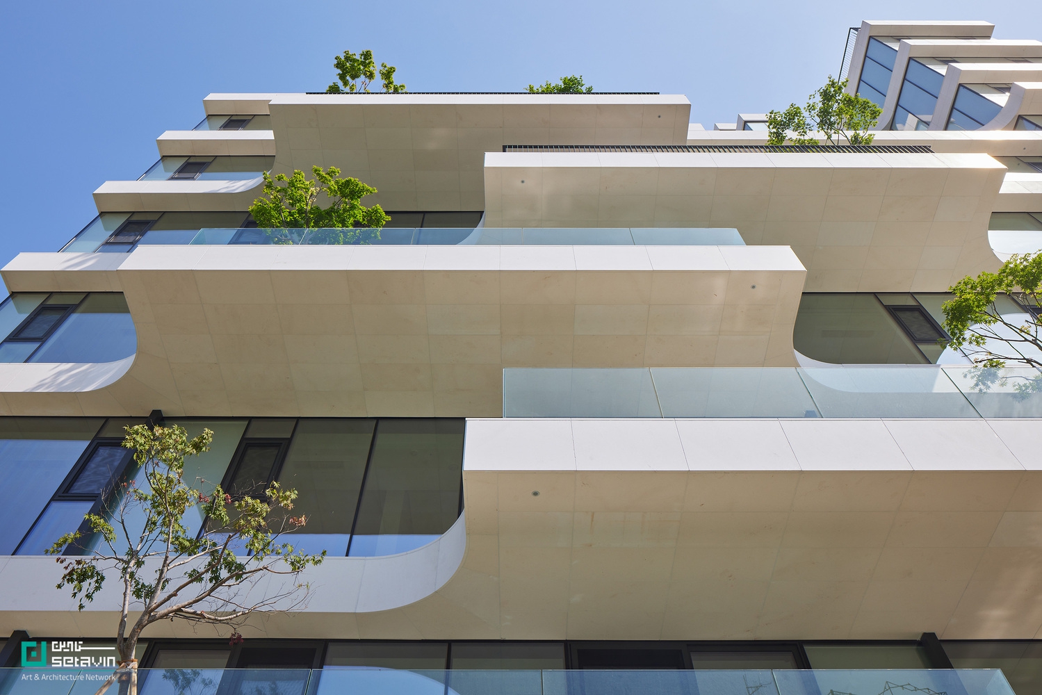 پروژه AFER Hangang در سئول، اثر Hyunjoon Yoo + Partners، با فرم پلکانی و تراسهای باز، رویکردی نو به زندگی آپارتمانی و ارتباط انسان با طبیعت ارائه میدهد.