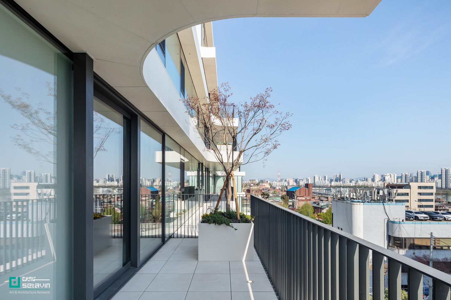 پروژه AFER Hangang در سئول، اثر Hyunjoon Yoo + Partners، با فرم پلکانی و تراسهای باز، رویکردی نو به زندگی آپارتمانی و ارتباط انسان با طبیعت ارائه میدهد.