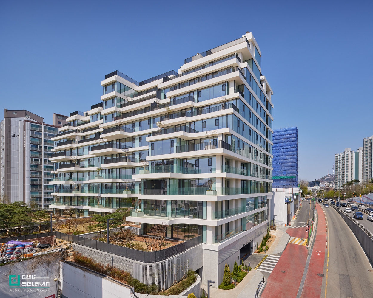 پروژه AFER Hangang در سئول، اثر Hyunjoon Yoo + Partners، با فرم پلکانی و تراسهای باز، رویکردی نو به زندگی آپارتمانی و ارتباط انسان با طبیعت ارائه میدهد.