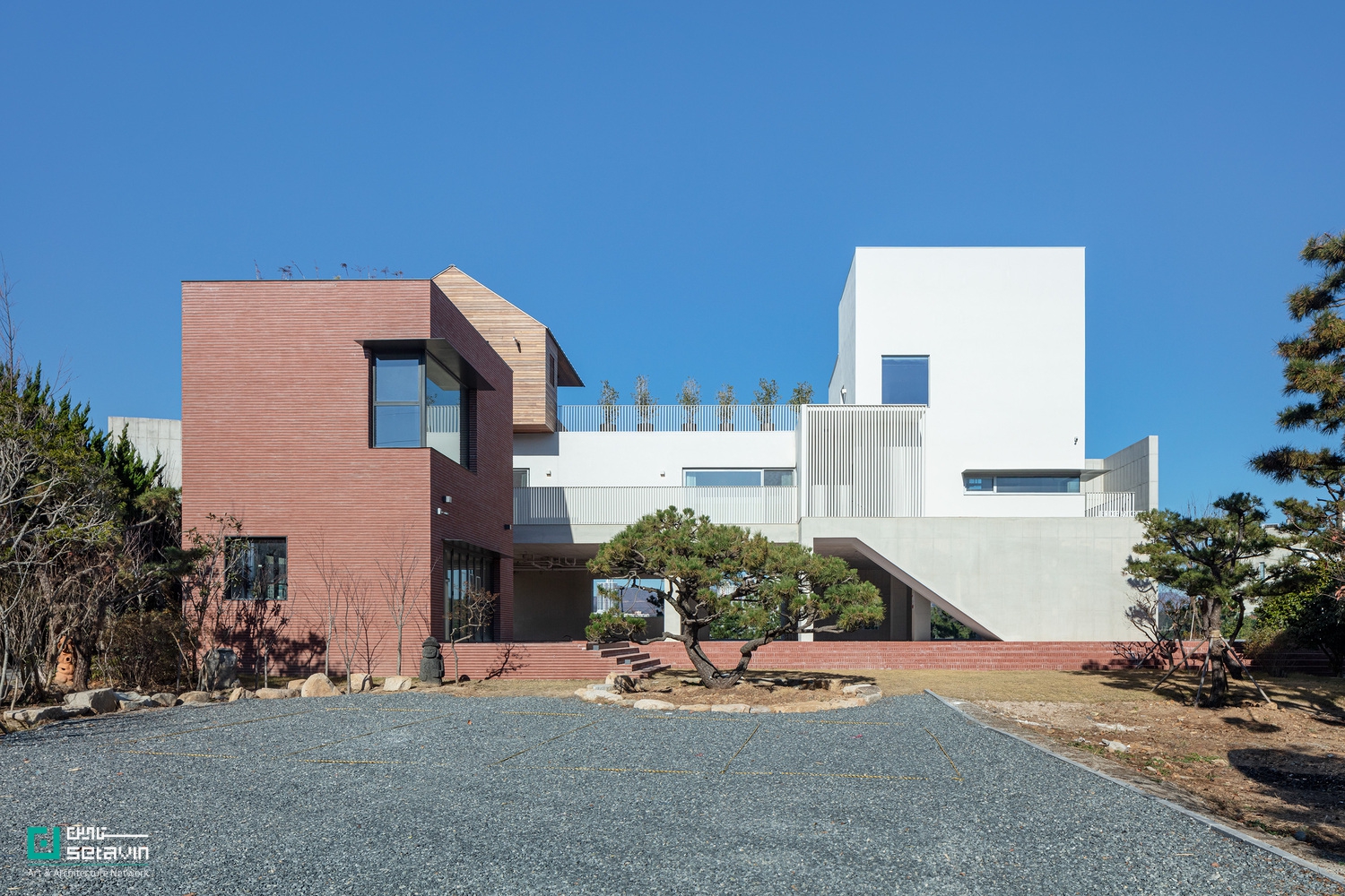 پروژه Wind Fence 2 در بوسان، اثر Hyunjoon Yoo + Partners، گسترش یک سازه ساحلی است که با الهام از باد و موج، ترکیبی از کاربری تجاری و مسکونی را ارائه میدهد.