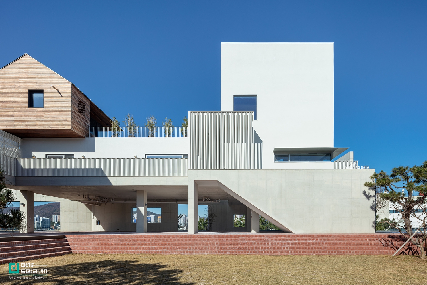 پروژه Wind Fence 2 در بوسان، اثر Hyunjoon Yoo + Partners، گسترش یک سازه ساحلی است که با الهام از باد و موج، ترکیبی از کاربری تجاری و مسکونی را ارائه میدهد.
